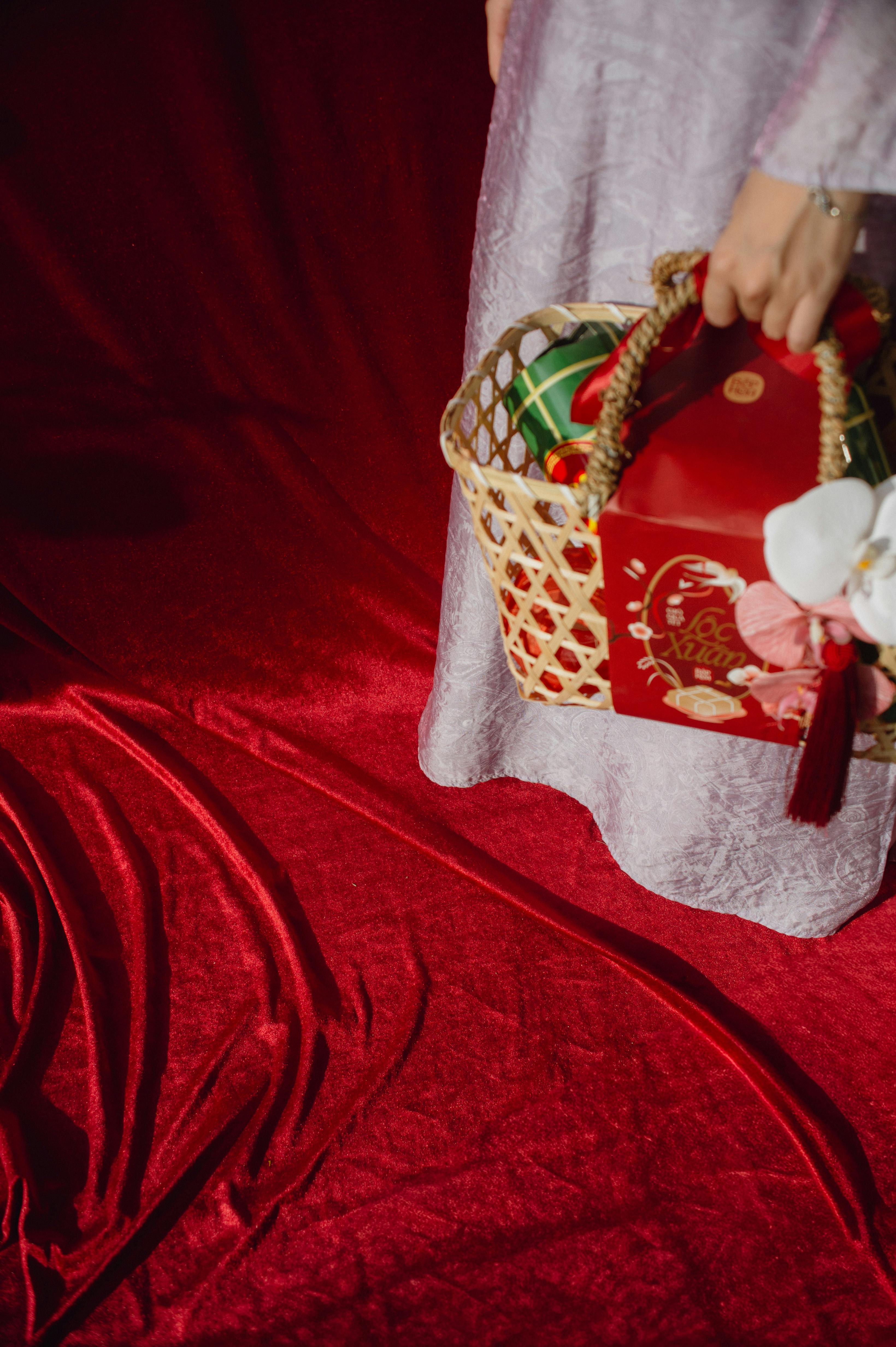 бесплатная Элегантная подарочная корзина в красных тонах на бархатной основе. Стоковое фото