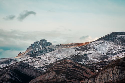 Montanha Coberta De Neve Sob Céu Nublado