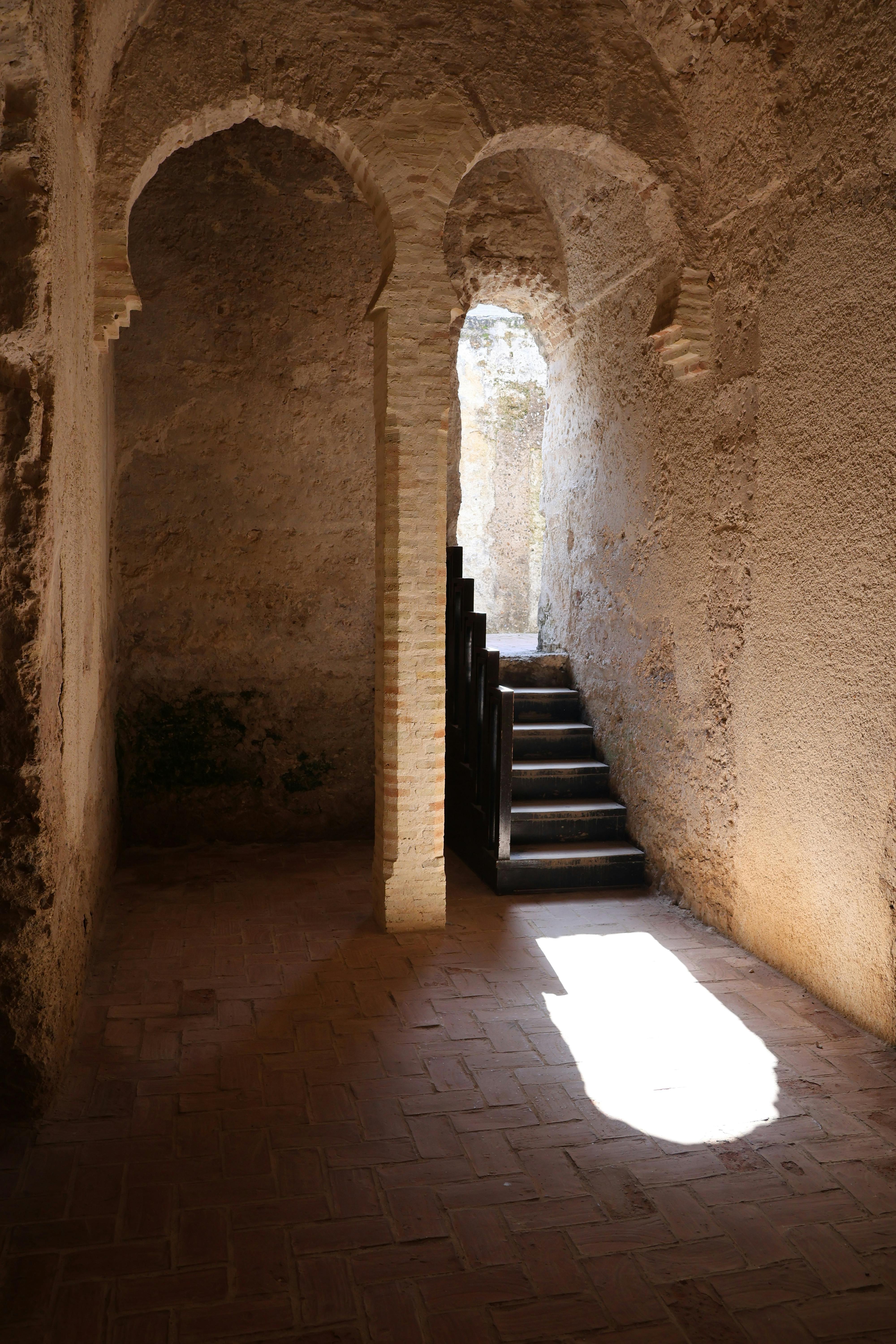 una mirada hacia atrás para ver la escalinata de entrada a los baños árabes