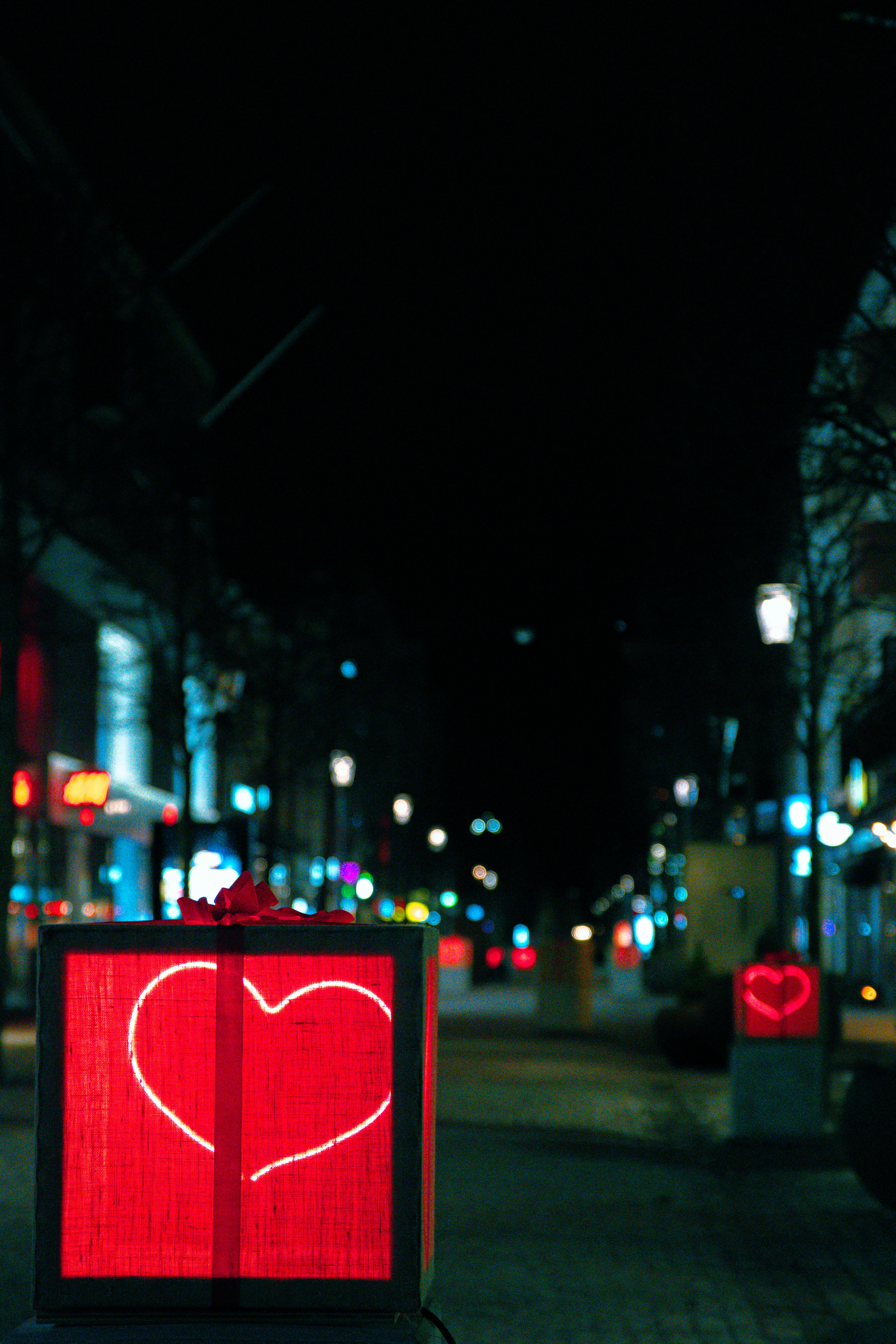 Gratuit Rue nocturne de Jönköping ornée de cœurs illuminés, créant une atmosphère romantique. Photos