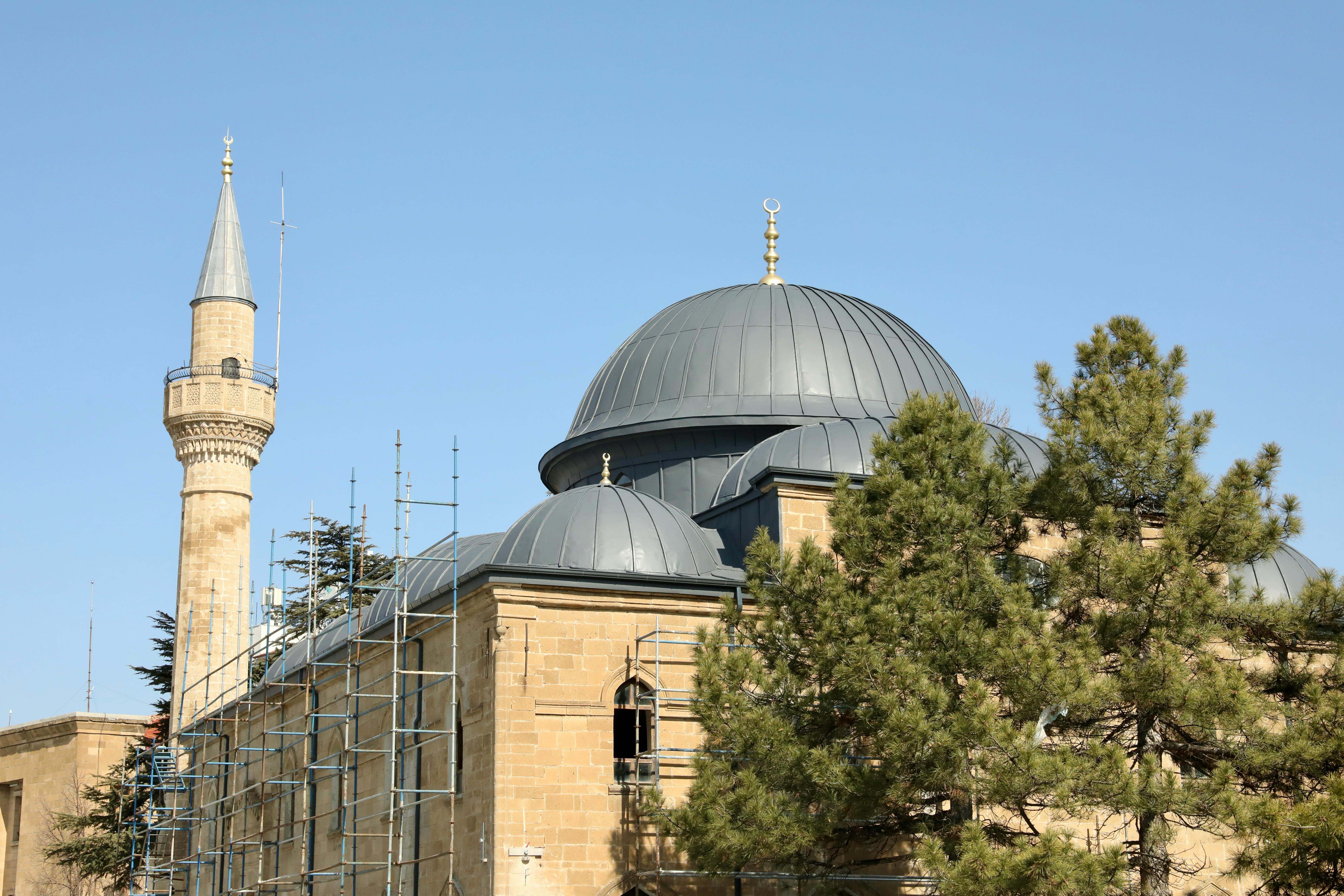 бесплатная Прекрасная мечеть с куполом и минаретом под ясным небом в Испарте, Турция. Стоковое фото