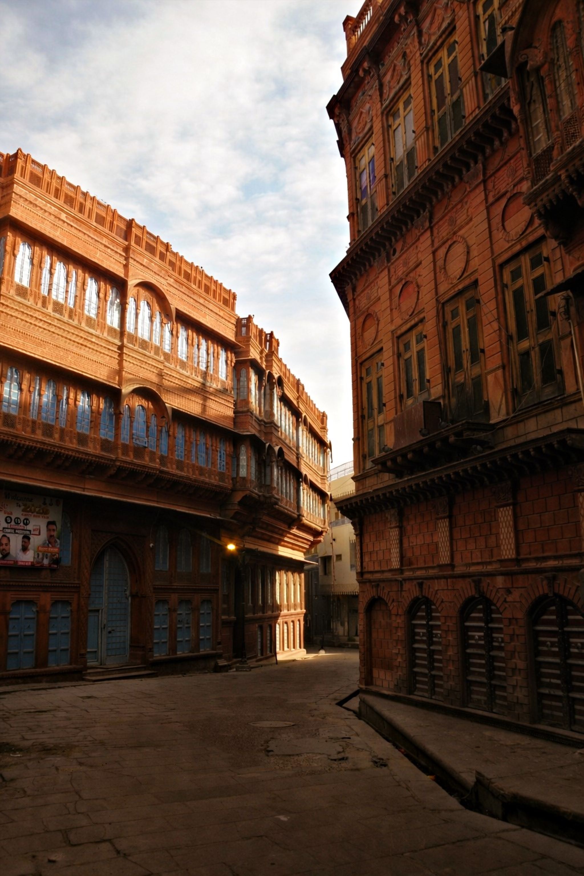 Explore the intricate Rajasthani architecture of Bikaner's historic streetscape.