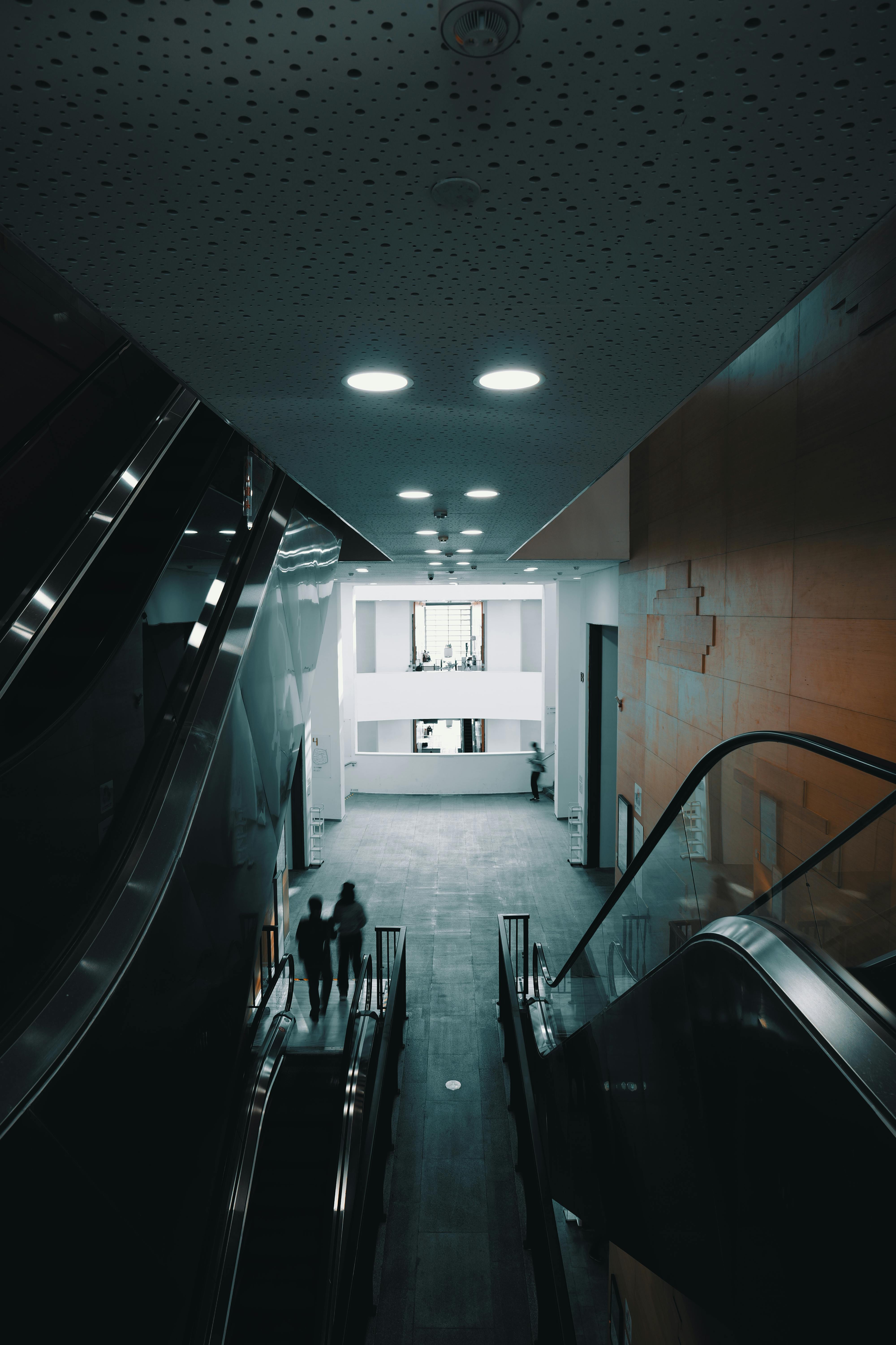 Δωρεάν Μια σύγχρονη εσωτερική κυλιόμενη σκάλα με μινιμαλιστική αρχιτεκτονική σε ένα δημόσιο κτίριο. Φωτογραφία από στοκ φωτογραφιών