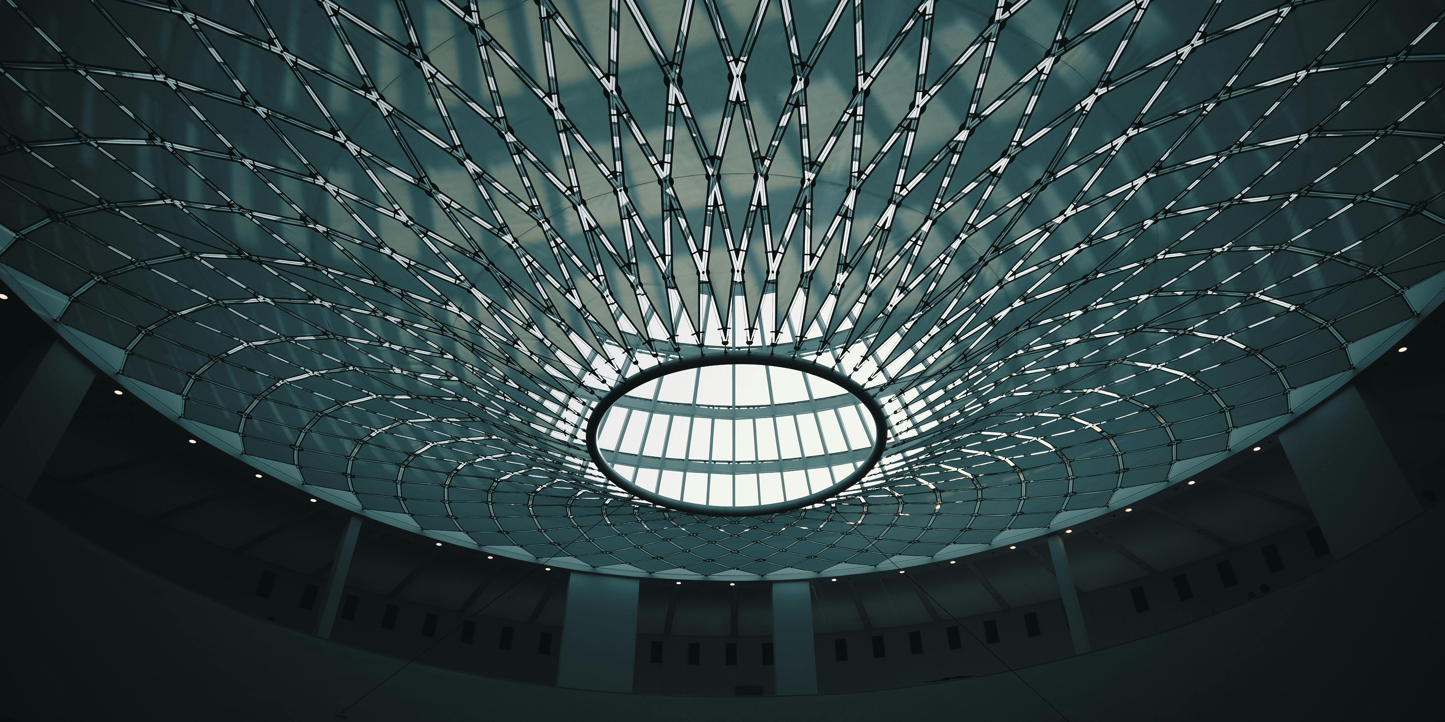 Gratuit Tavan arhitectural contemporan cu modele geometrice complexe și luminator. Fotografie de stoc