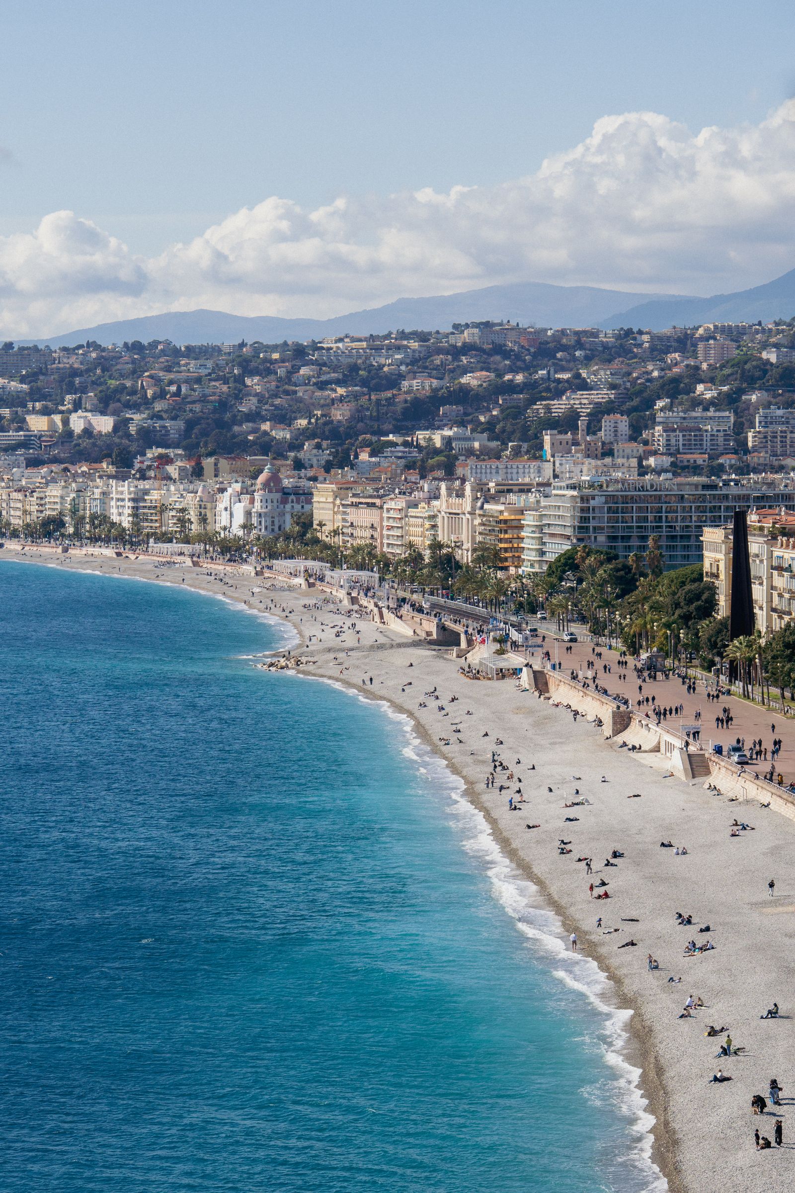 Families enjoying the Promenade des Anglais in Nice