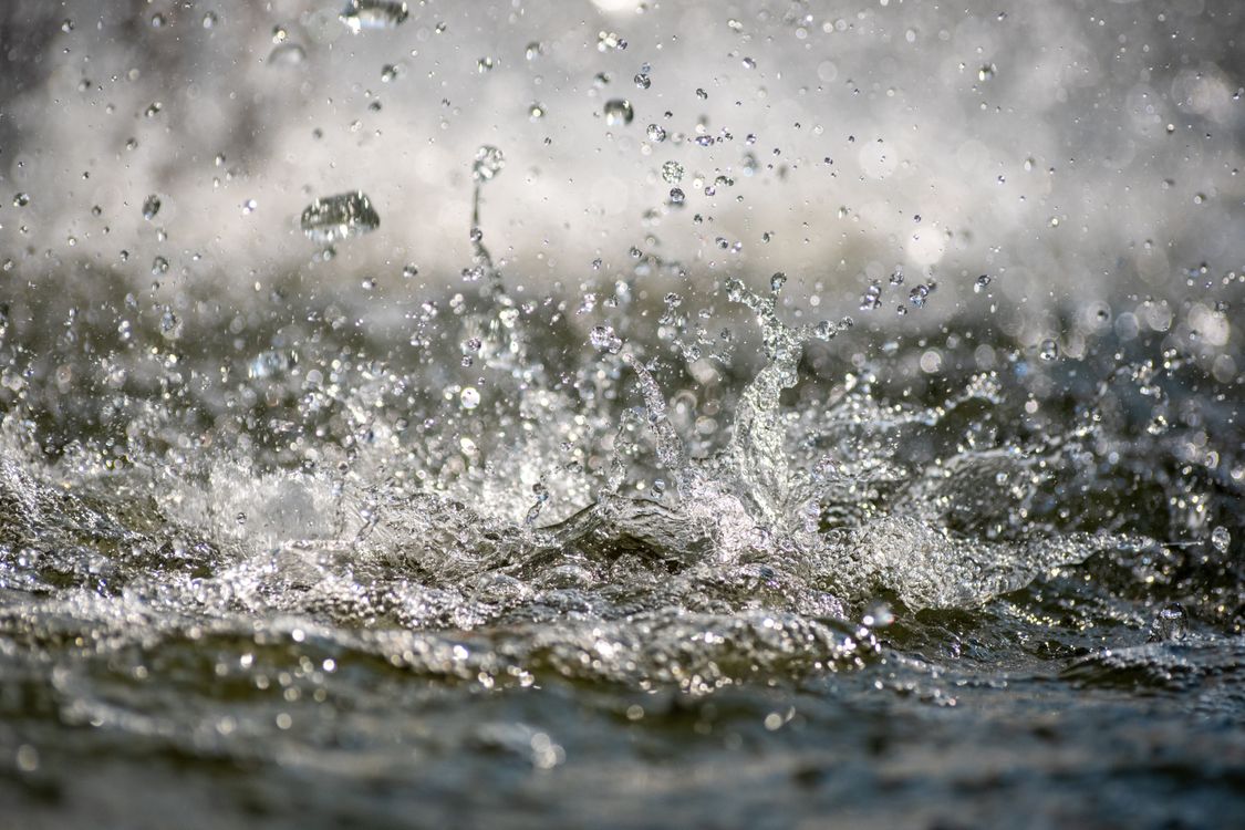 Dynamic Splash of Water Droplets in Motion · Free Stock Photo