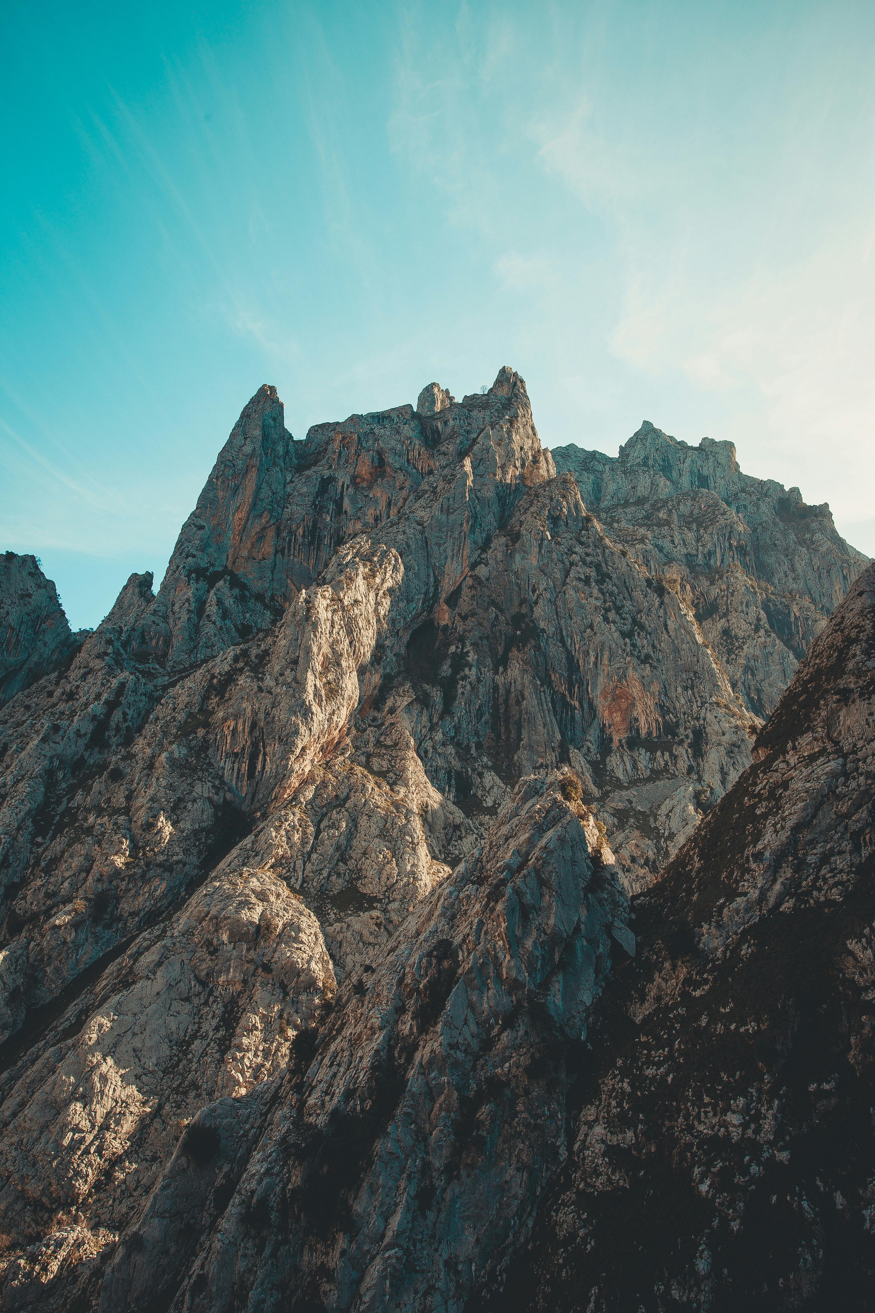 在日出时分，探索令人惊叹的岩石山脉景观，捕捉大自然的壮丽