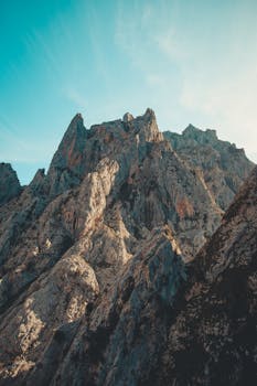 在日出时分，探索令人惊叹的岩石山脉景观，捕捉大自然的壮丽