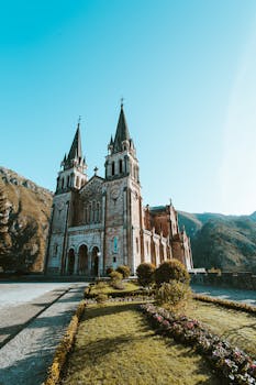 这座美丽的哥特式大教堂坐落在风景优美的山地中，展现了建筑的优雅