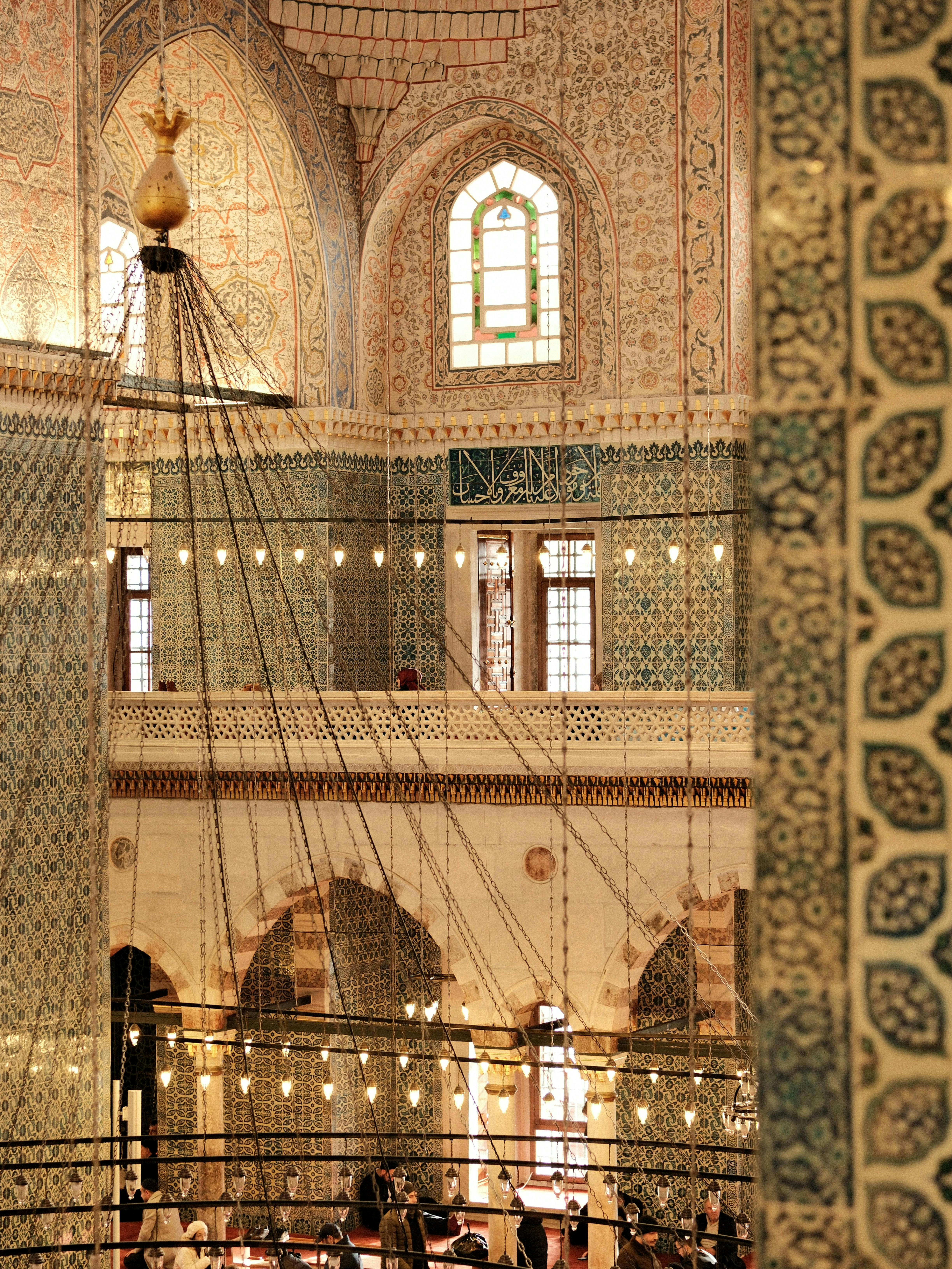 бесплатная Потрясающий вид на интерьер исторической мечети, демонстрирующий замысловатую изразцовую отделку и архитектурные детали. Стоковое фото