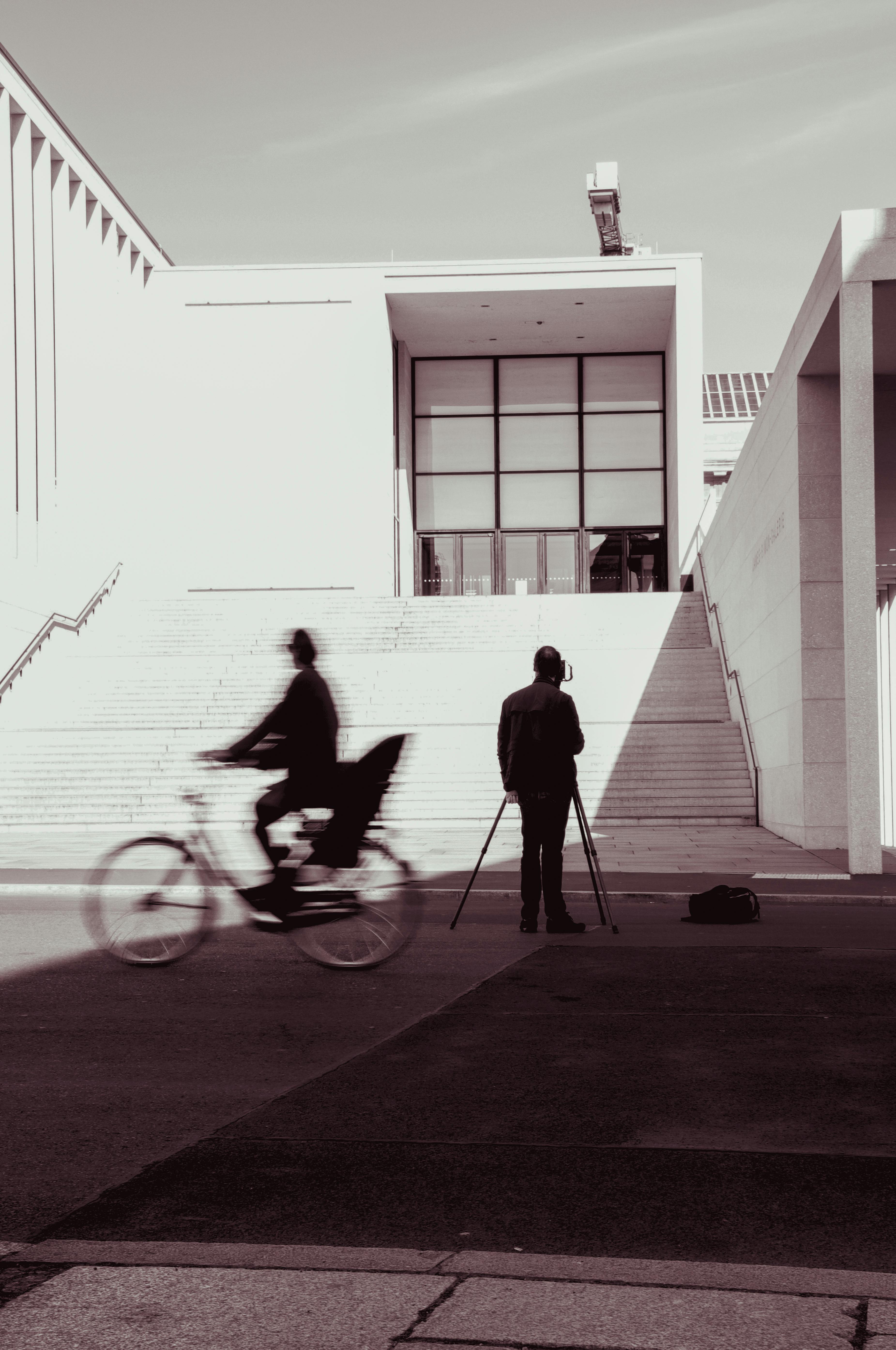 Gratuit Biciclist în mișcare neclară trecând pe lângă un fotograf într-un mediu urban modern. Fotografie de stoc