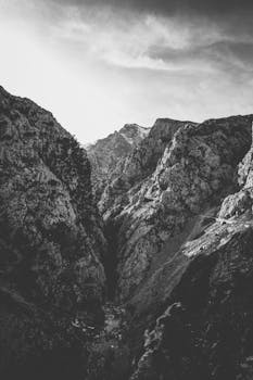 这张令人惊叹的黑白照片，展现了崎岖山地景观中深深的裂缝