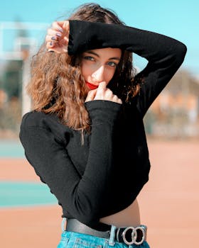 一位别致的女人在户外摆出时尚又俏皮的姿势