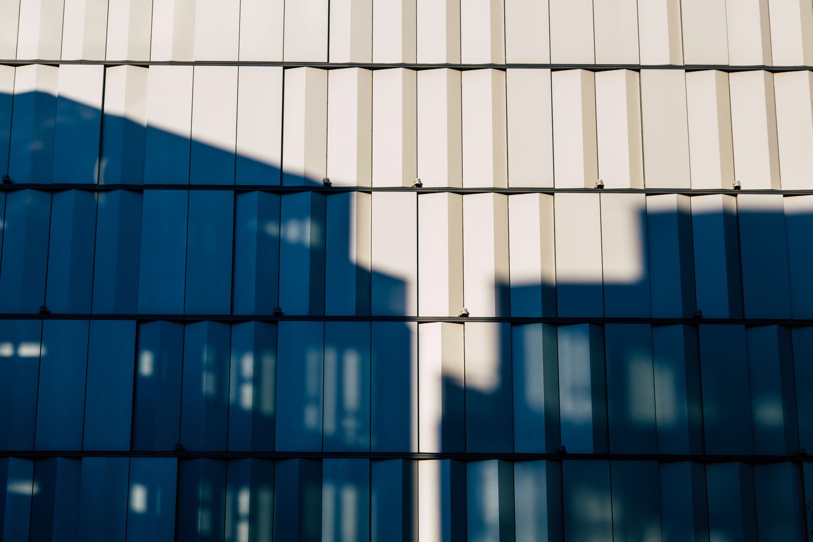 Geometric facade representing several compute nodes, shared paths and distinct failure boundaries.