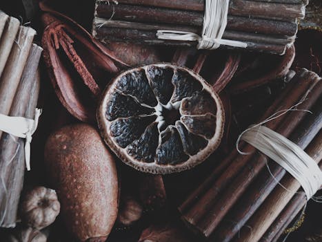 干柑橘和肉桂棒紧密排列，散发出芳香，构成一幅乡村食品摄影的构图