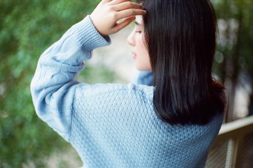 Donna In Maglione Blu