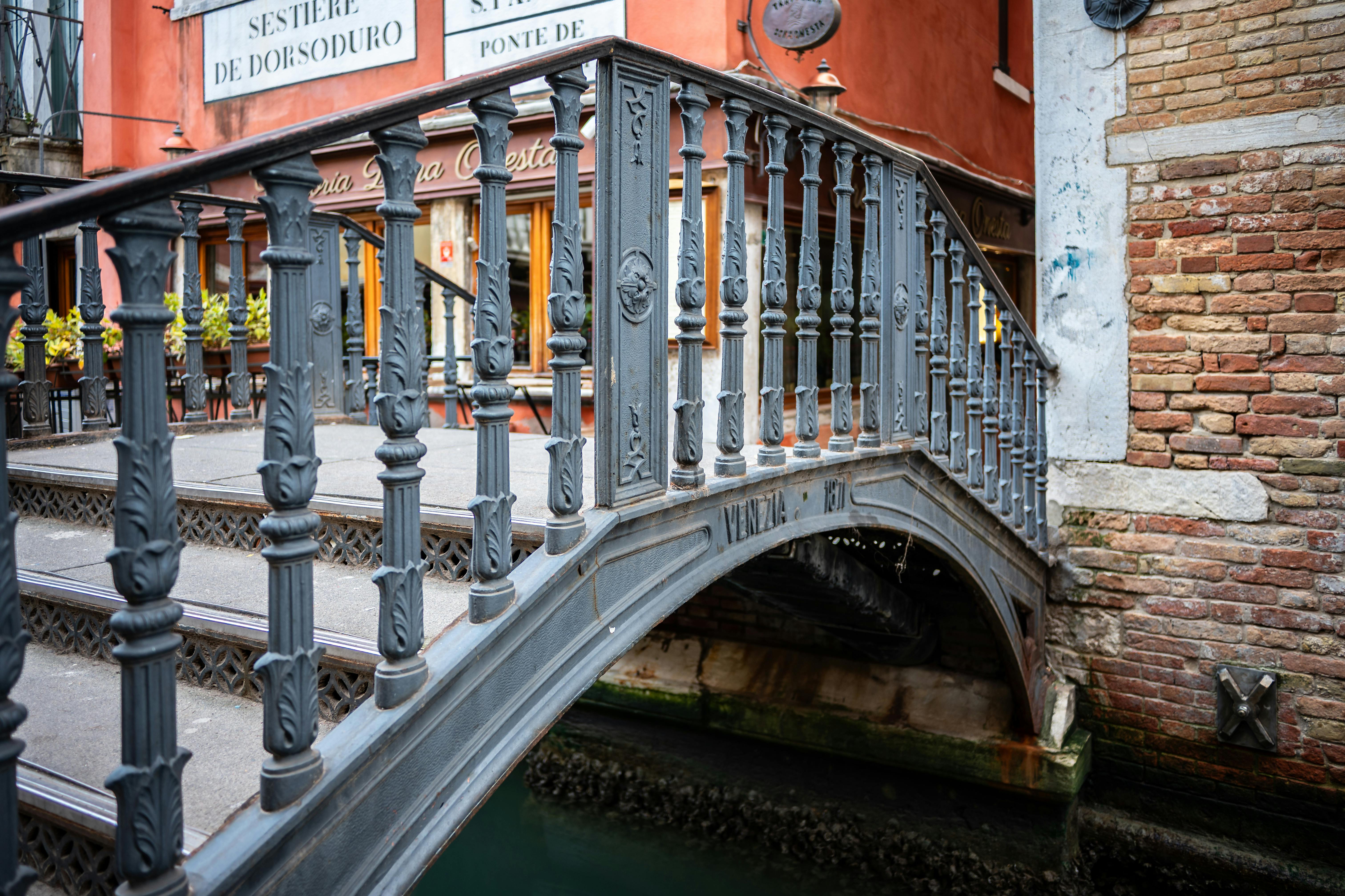 Velencei gondolázás titkai: árak, útvonalak, tippek – Venice hidden canals Dorsoduro district