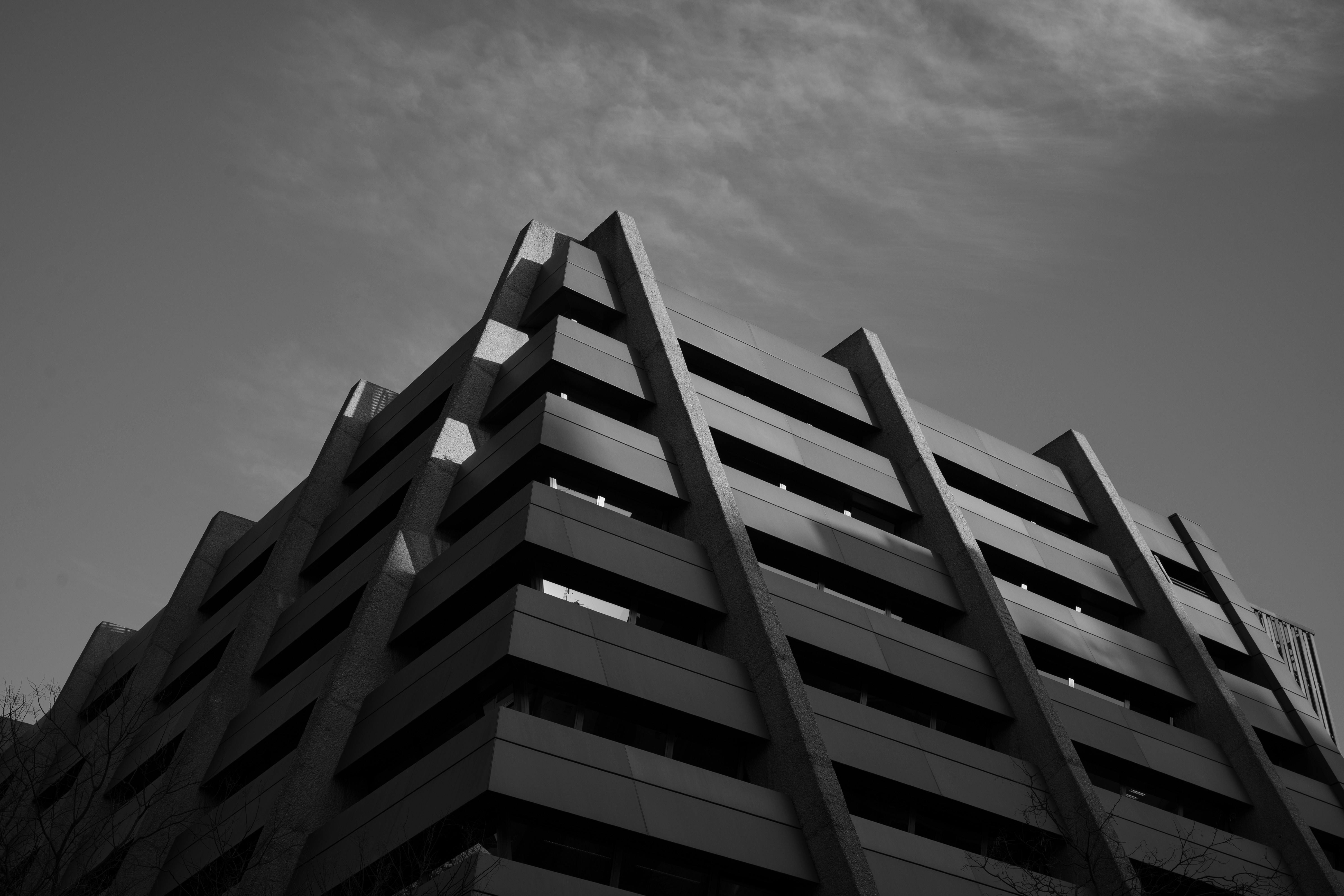 gratis Dramatische zwart-witfoto van een moderne gebouwgevel in Madrid. Stockfoto