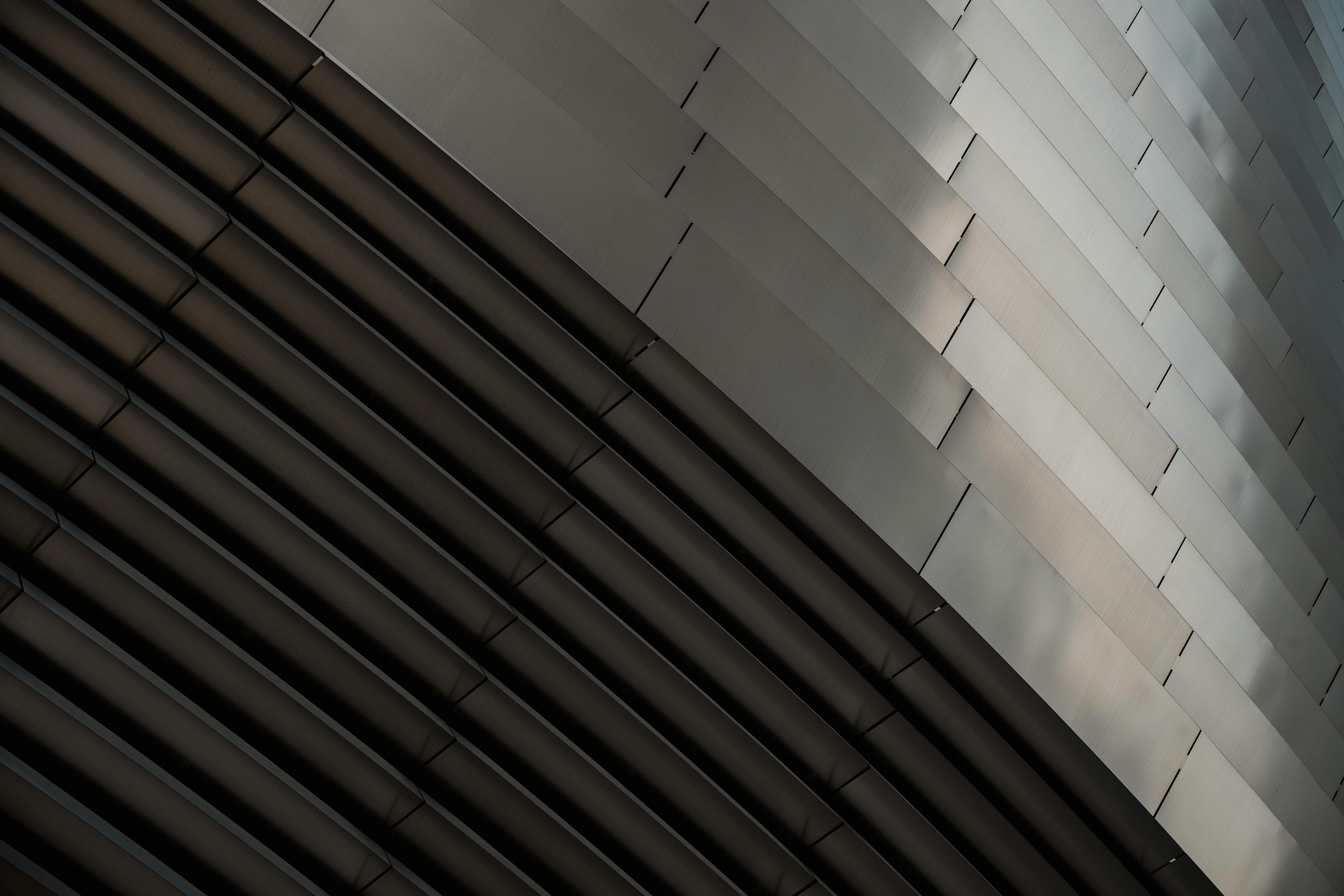 bezplatná Detailní pohled na elegantní moderní architektonickou budovu v Madridu se zakřivenou kovovou fasádou. Základová fotografie