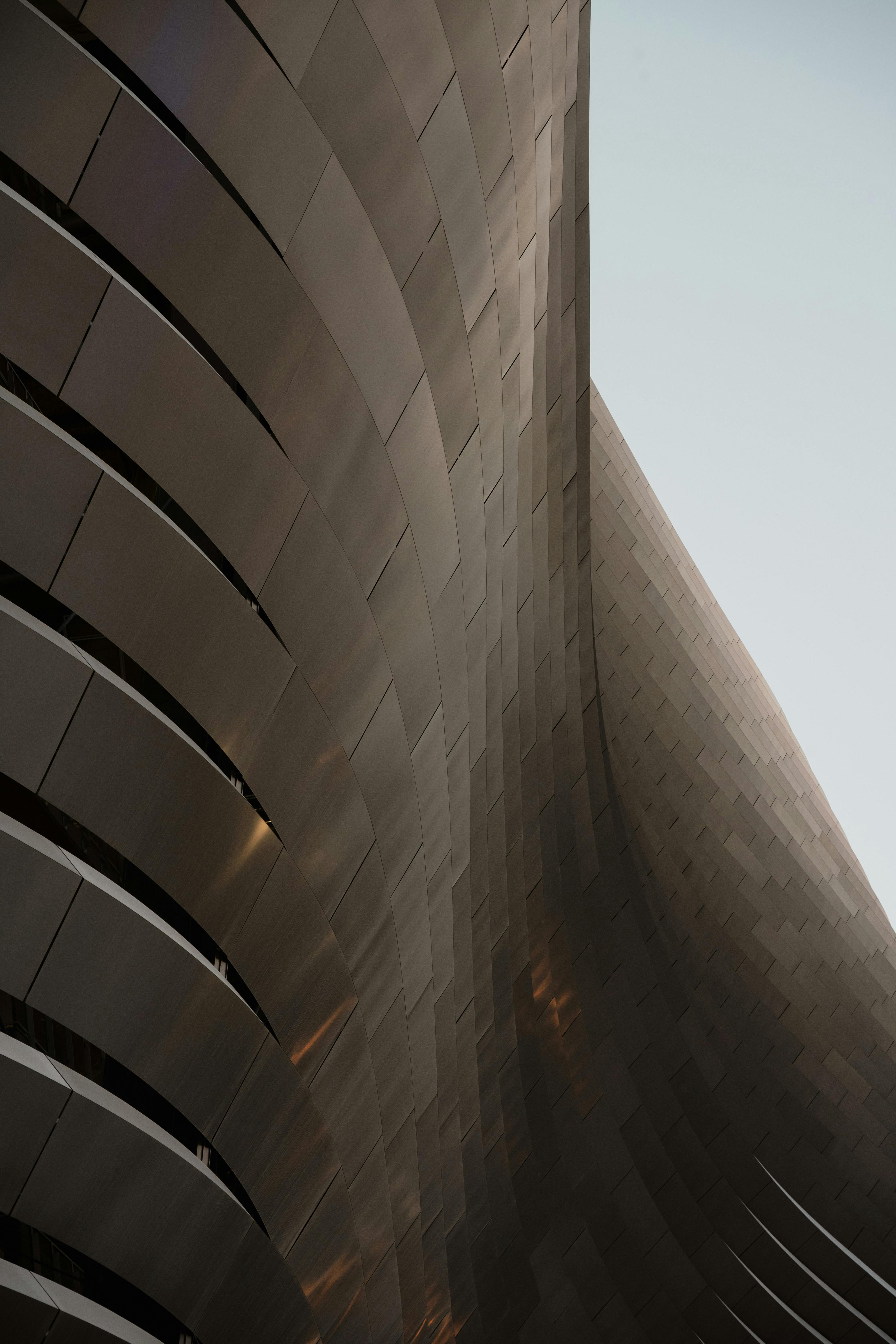 Gratuit Prim-plan al arhitecturii moderne a clădirilor din Madrid, care prezintă curbe elegante și texturi metalice. Fotografie de stoc