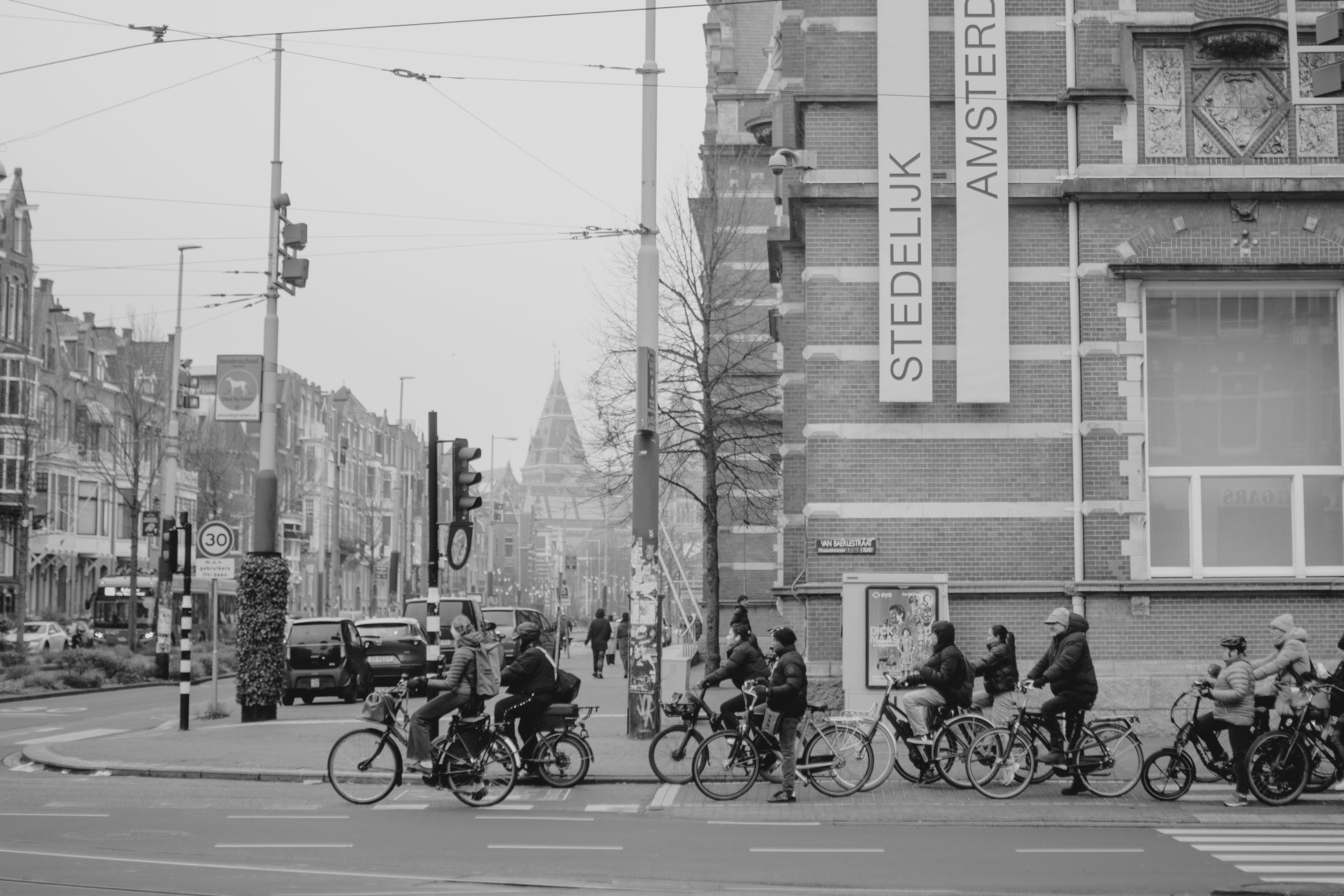Fietsster gewond na aanrijding met taxi op Jan Pieter Heijestraat