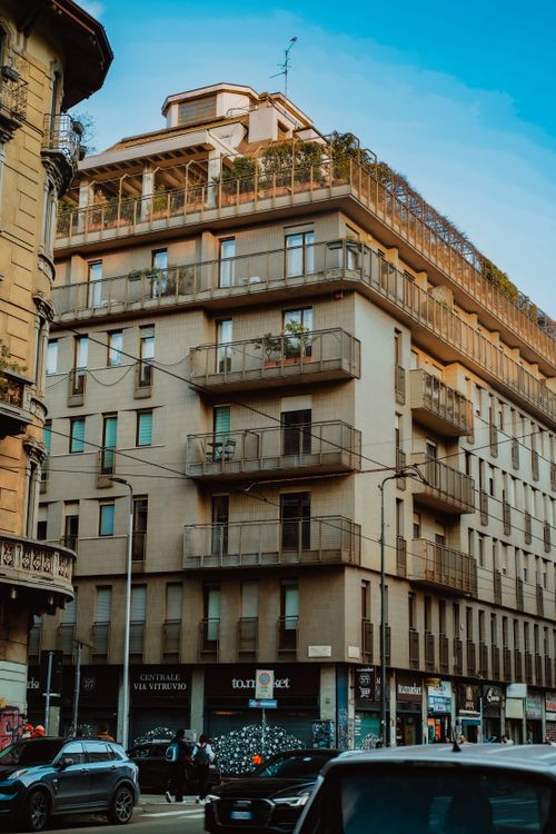 Free Elegant residential building in central Milan, showcasing modern Italian architectural style. Stock Photo