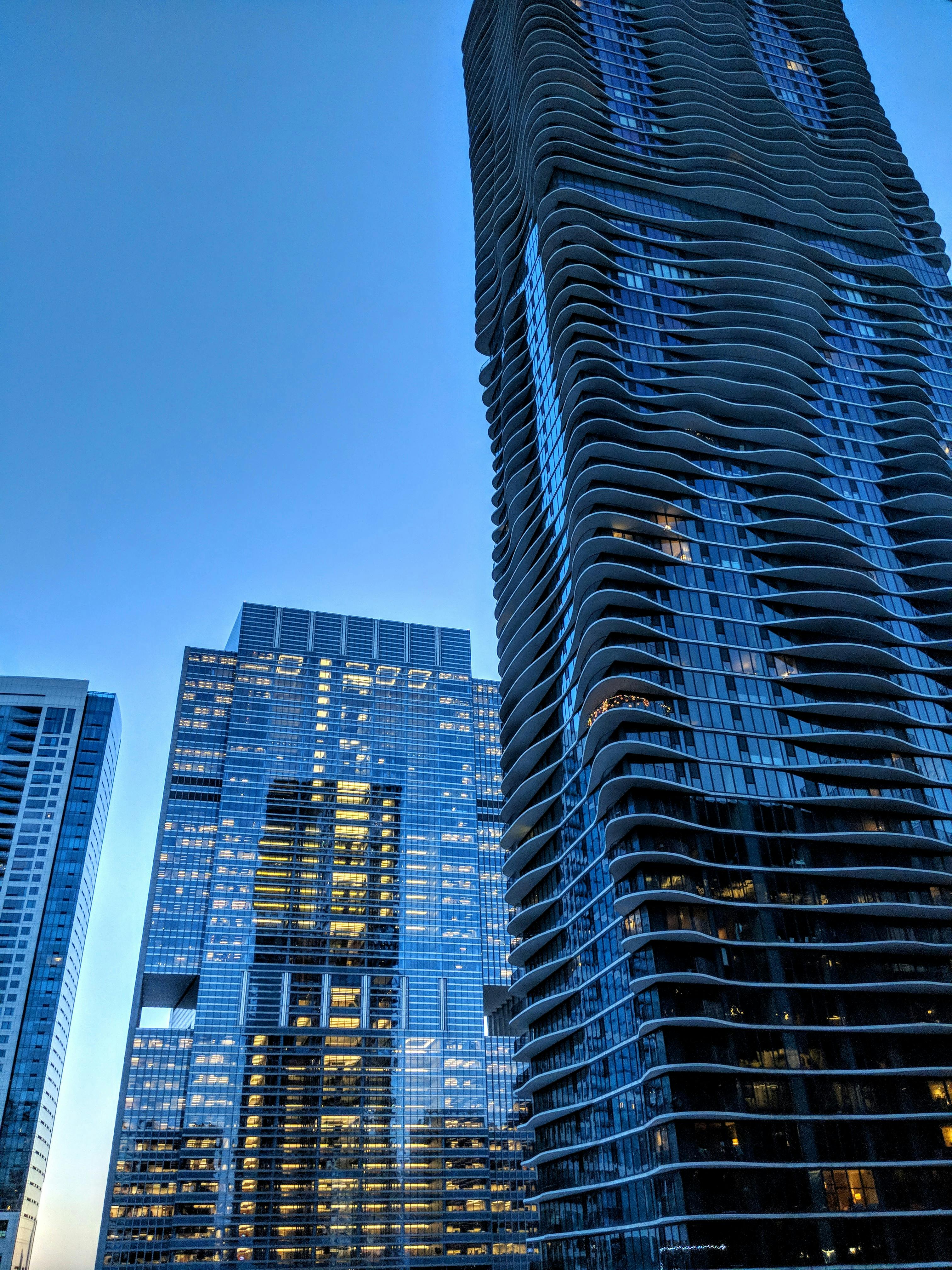 黄昏时分，芝加哥标志性摩天大楼的反光玻璃立面映衬着晴朗的天空