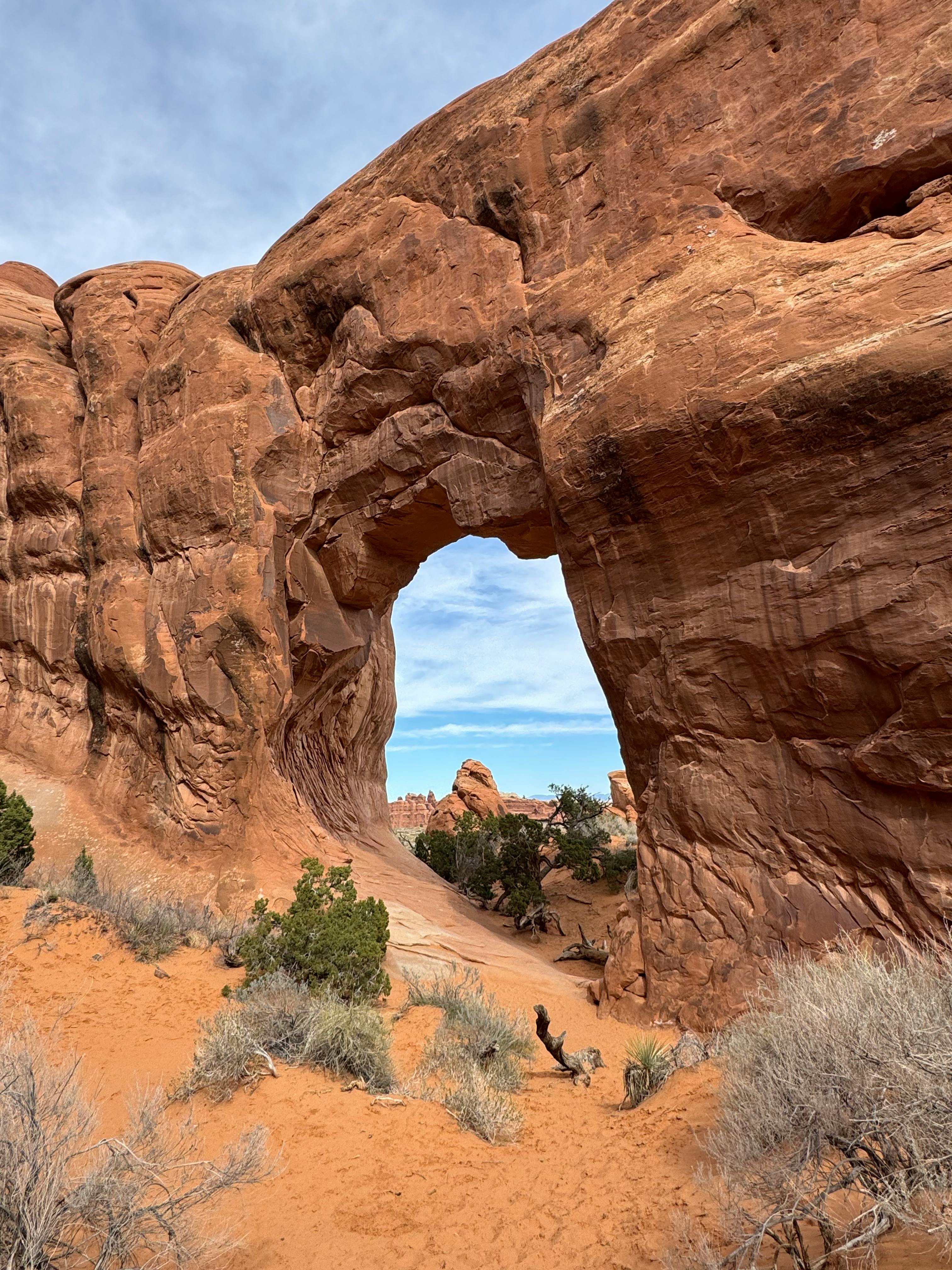 бесплатная Величественная скальная арка в Национальном парке Арчес, демонстрирующая природную красоту ландшафтов штата Юта. Стоковое фото