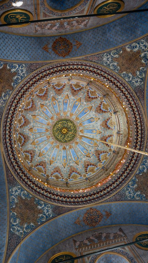 Free A beautifully detailed dome inside a historic mosque in İstanbul, Türkiye. Perfect for travel and architecture themes. Stock Photo