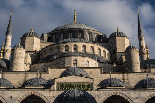 Free A stunning view of the Blue Mosque in İstanbul, Türkiye, against a backdrop of cloudy skies. Stock Photo