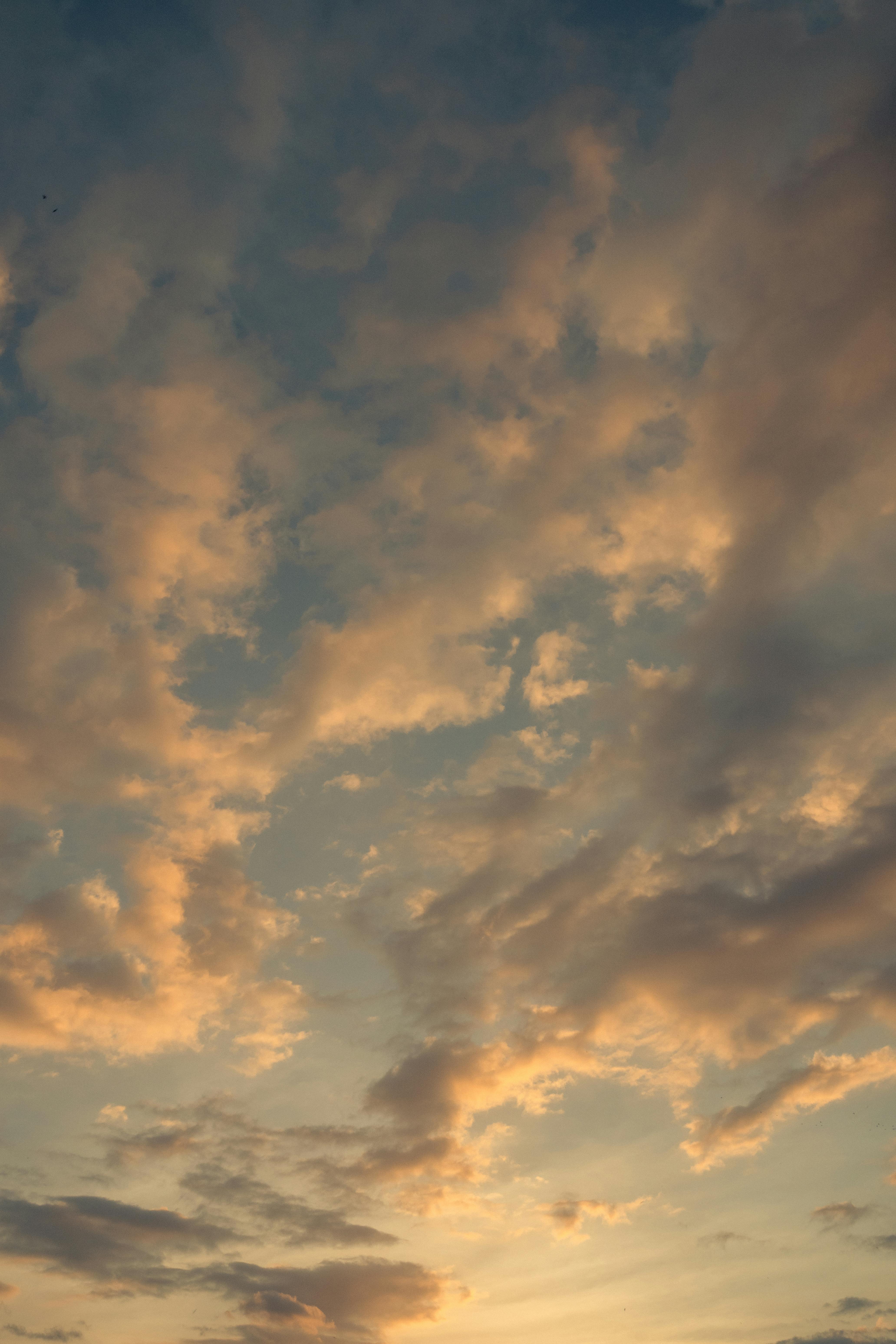 Gratuit Un cer senin, plin de nori dramatici în timpul unui apus de soare frumos, evocând pace. Fotografie de stoc