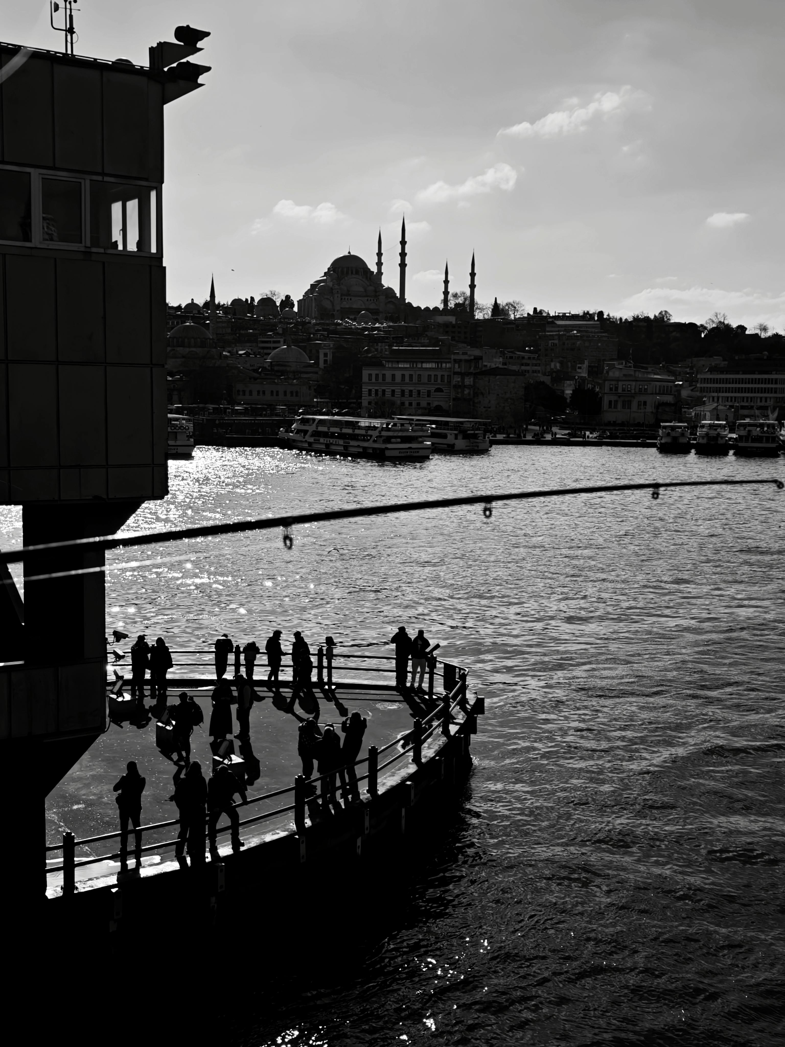 бесплатная Черно-белый силуэт культового городского пейзажа Стамбула с мечетью и набережной. Стоковое фото