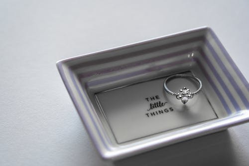 Kostenlos Silberring Auf Tablett Stock-Foto