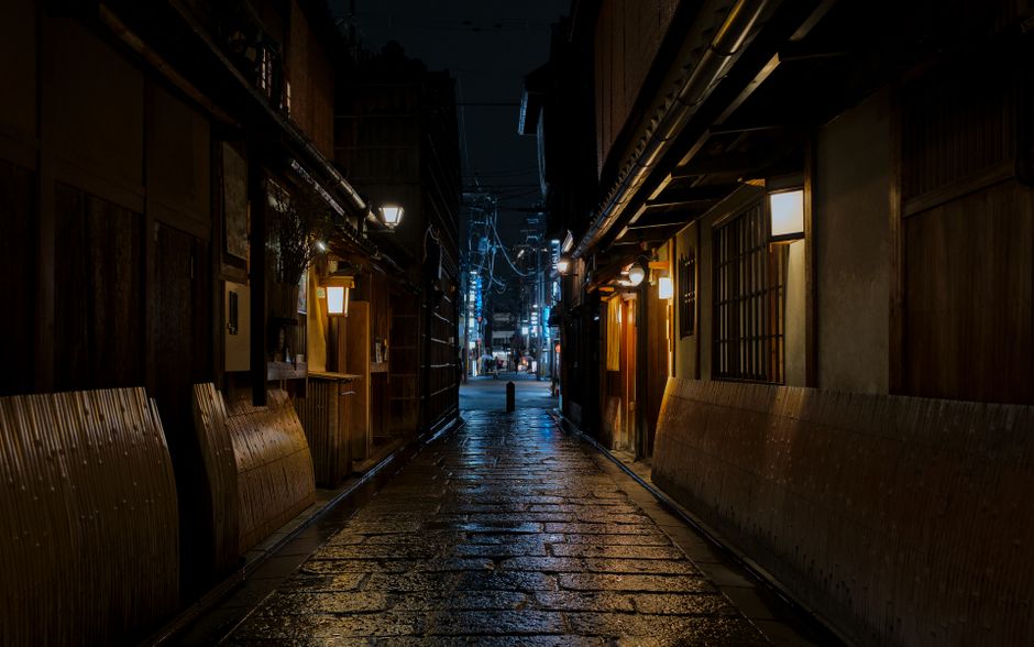 Night tour of Gion - Hanamikoji Street