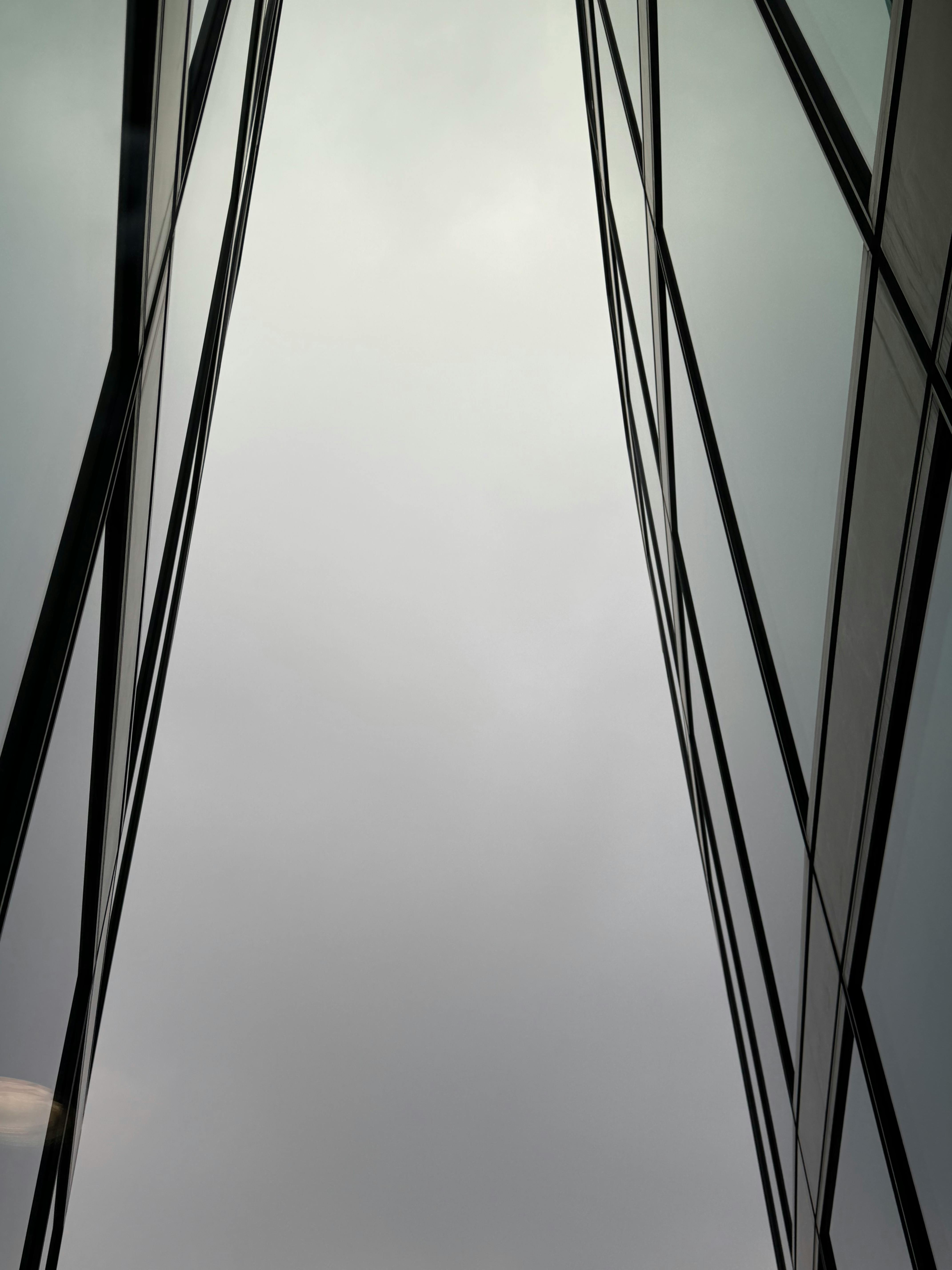 Gratis Symmetrisk utsikt over en moderne glassbygningsfasade i Milano, Italia. Arkivbilde