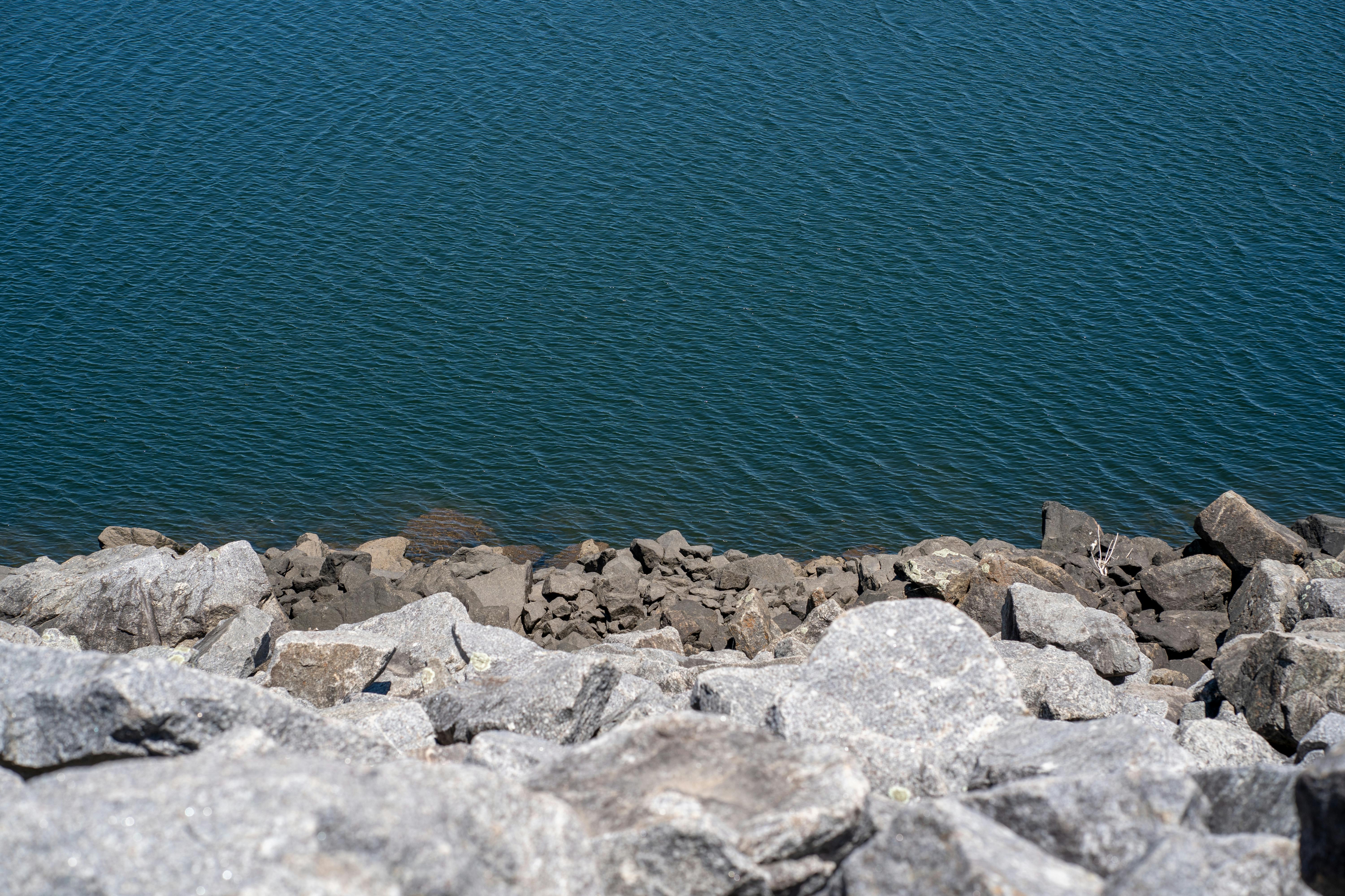 Miễn phí Bờ biển đá với làn nước trong xanh ở Córdoba, Argentina, ghi lại một khung cảnh ngoài trời yên bình. Ảnh lưu trữ