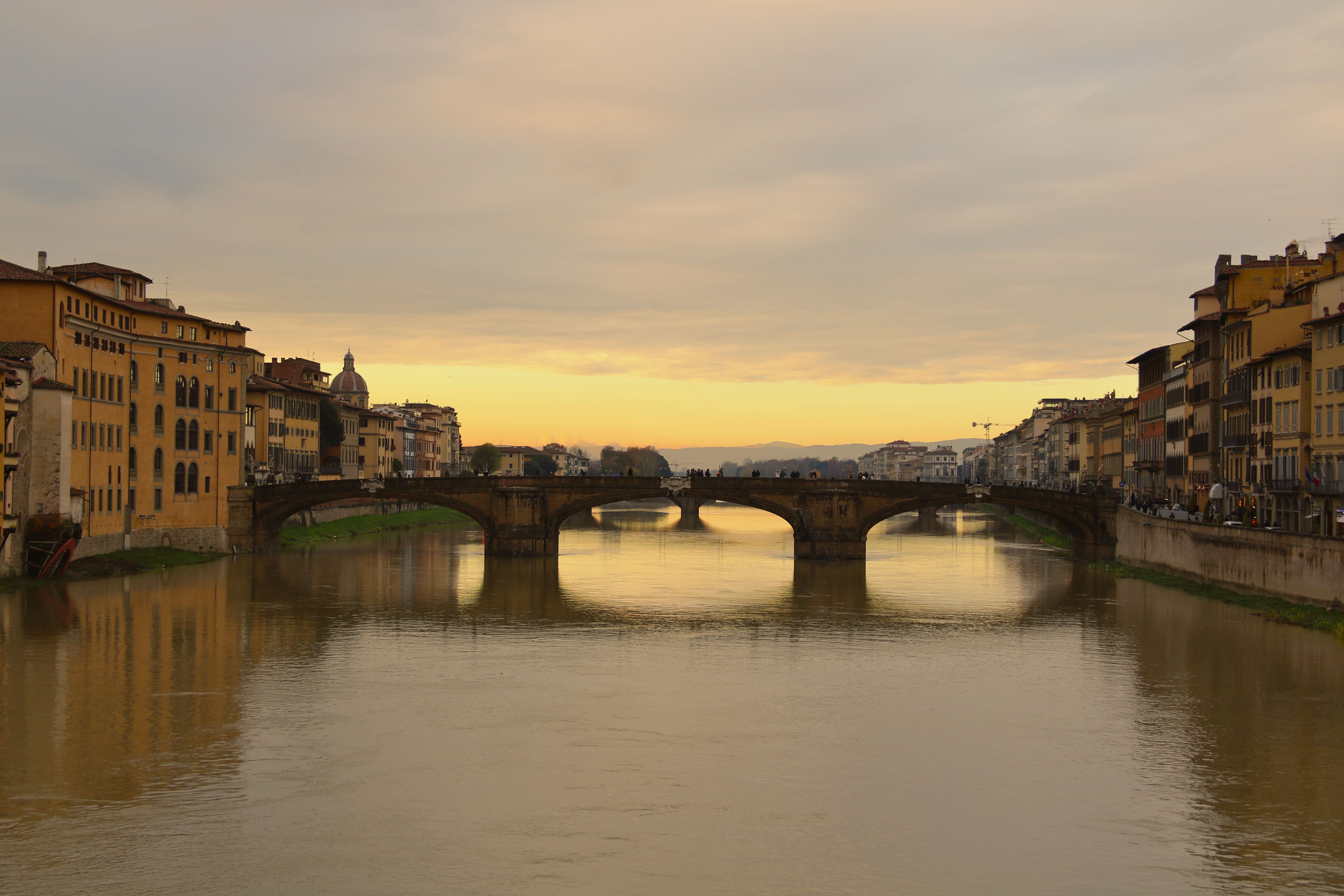 Gratuit Frumoasă priveliște a apusului de soare asupra emblematicului Ponte Vecchio peste râul Arno din Florența, Italia. Fotografie de stoc
