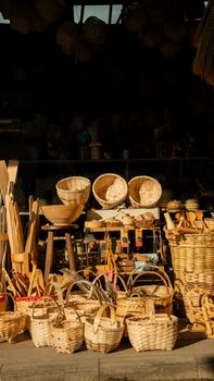 A display of traditional baskets and wooden items in a market in Ünye, Türkiye. - Fotografer Sidoarjo