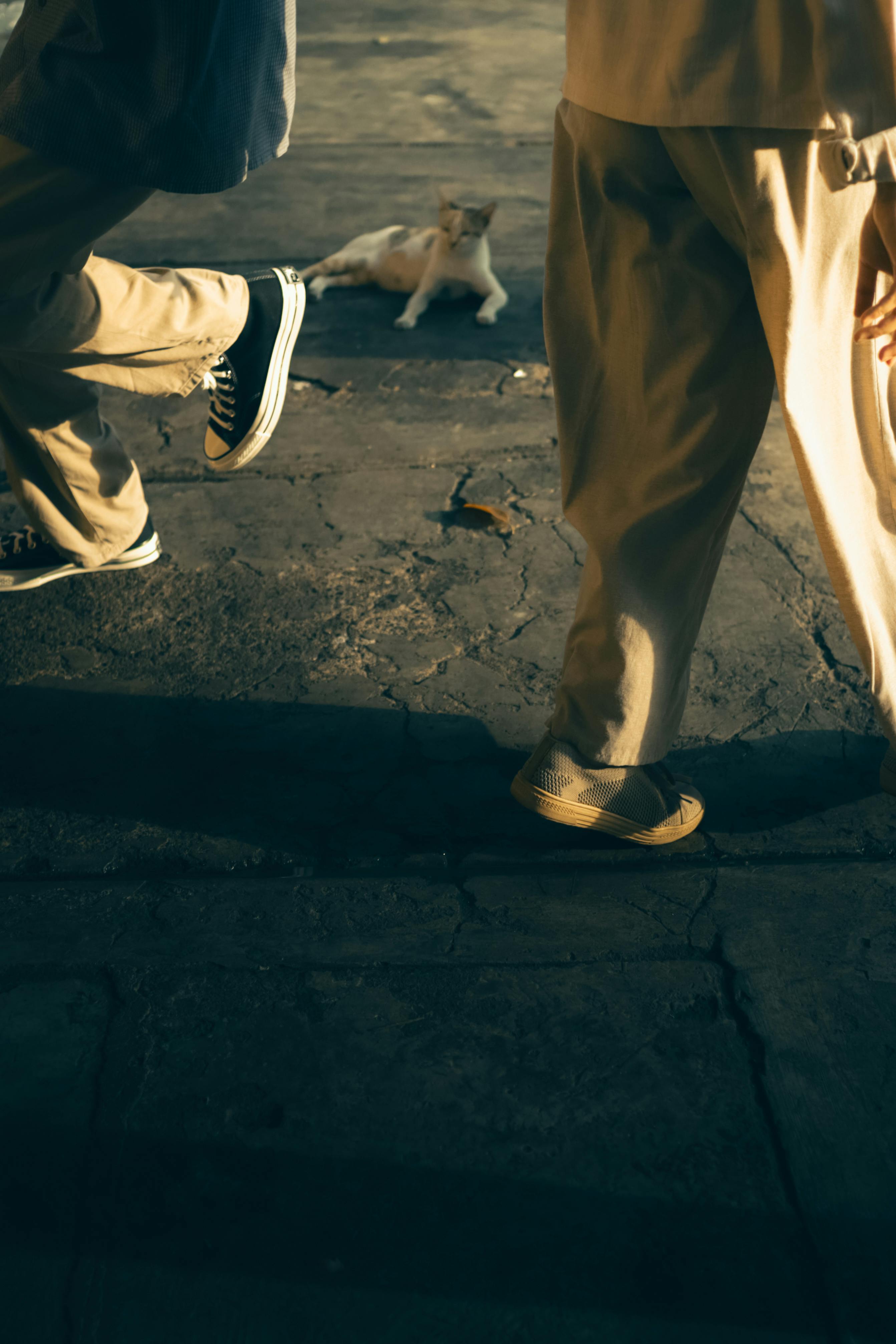 Zadarmo Podmanivá pouličná scenéria v Cirebone s dynamickými tieňmi a rozmanitou obuvou. Fotka z fotobanky