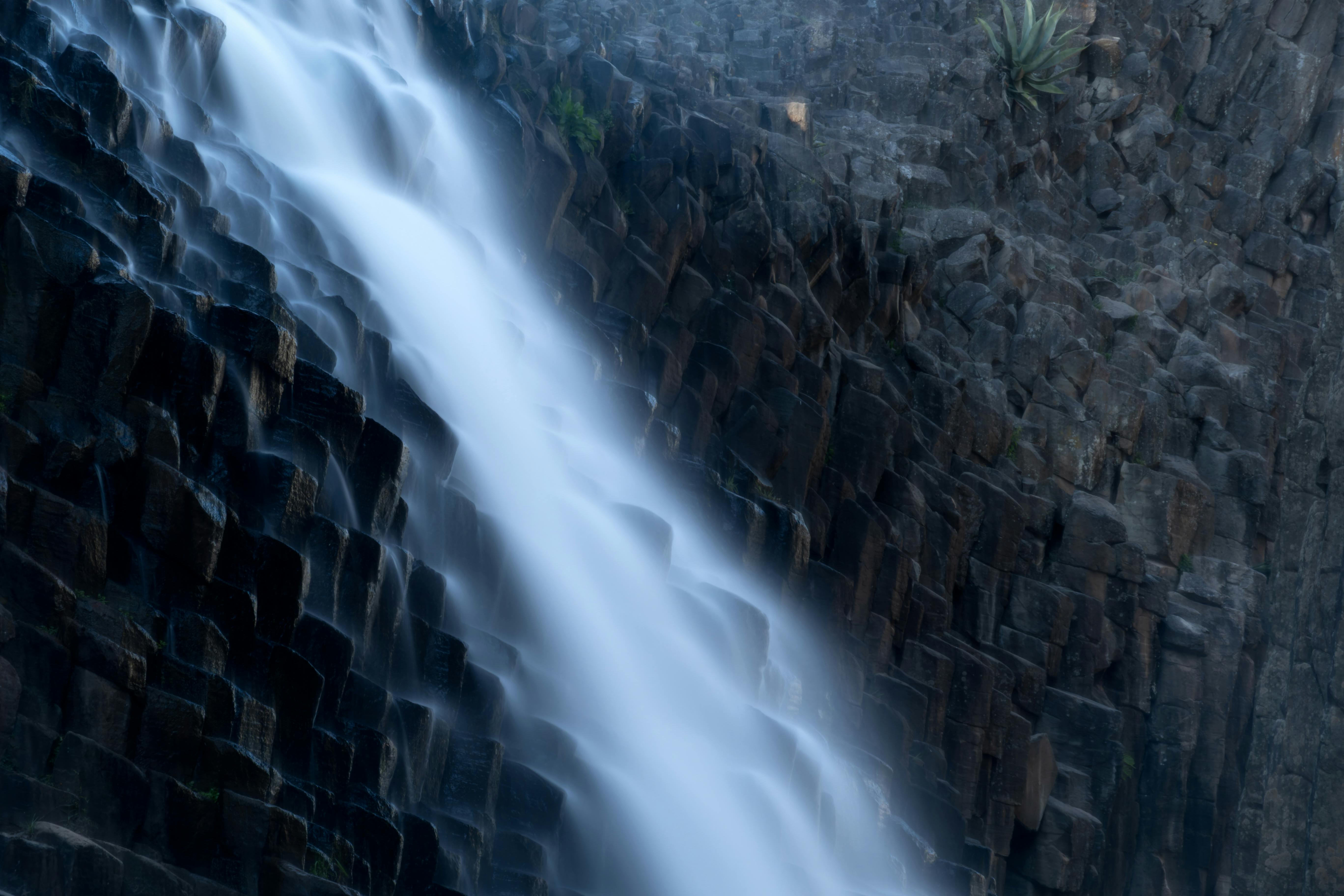 De franc Captura d'una fascinant cascada que cau sobre columnes hexagonals de basalt, creant un espectacle serè i natural. Foto d'estoc
