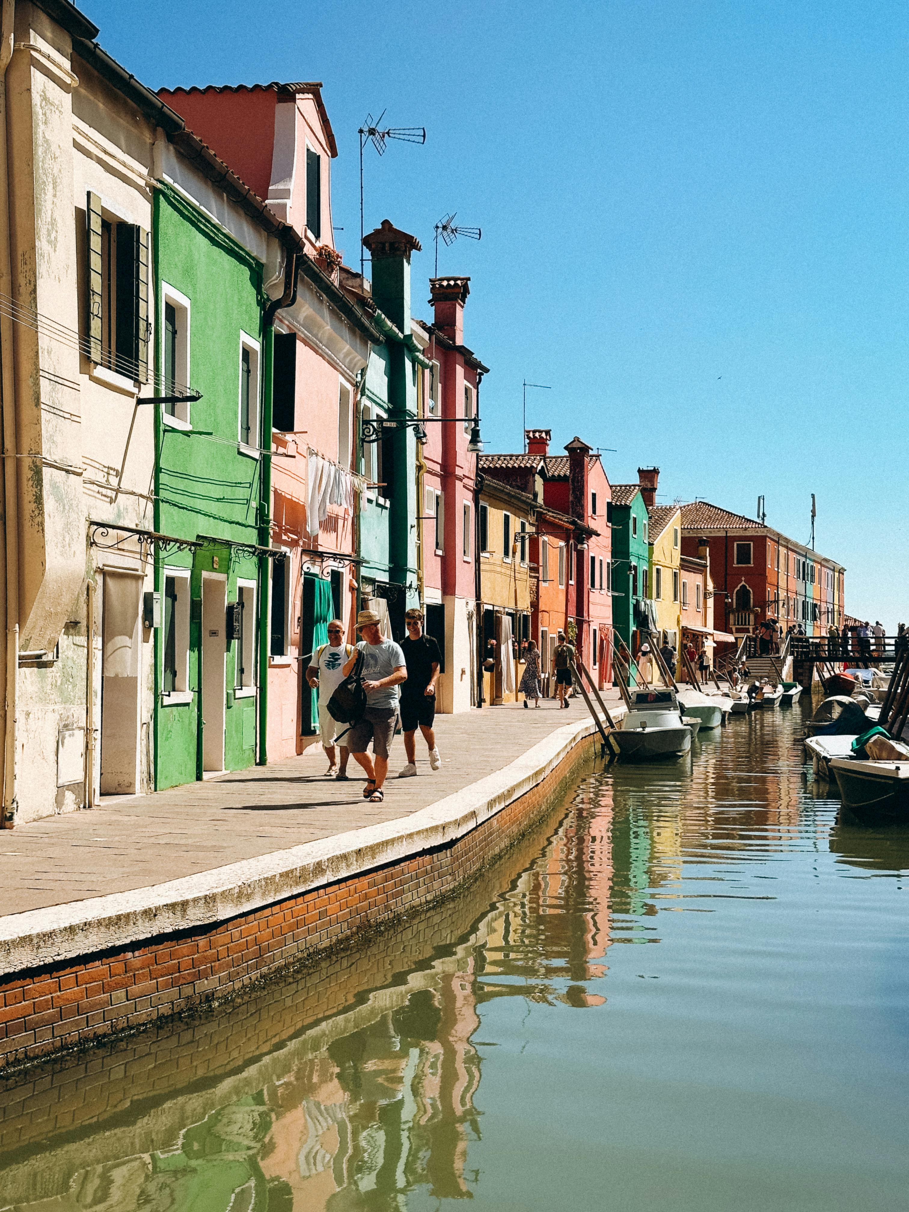 бесплатная Бесплатное стоковое фото с authentic italy, boats by canal, bright facades Стоковое фото