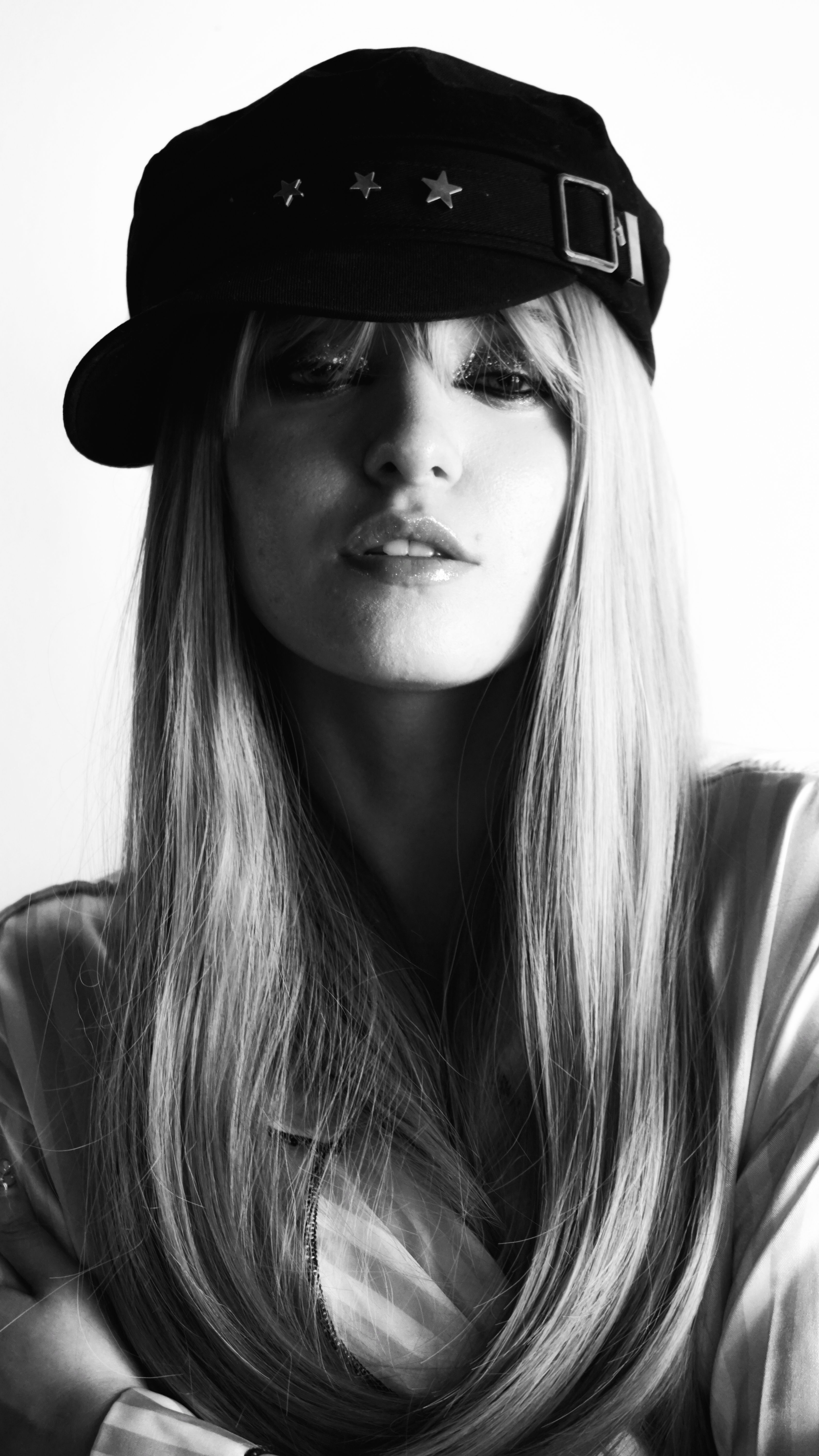 Artistic black and white portrait of woman in fashionable hat showcasing style and mood.