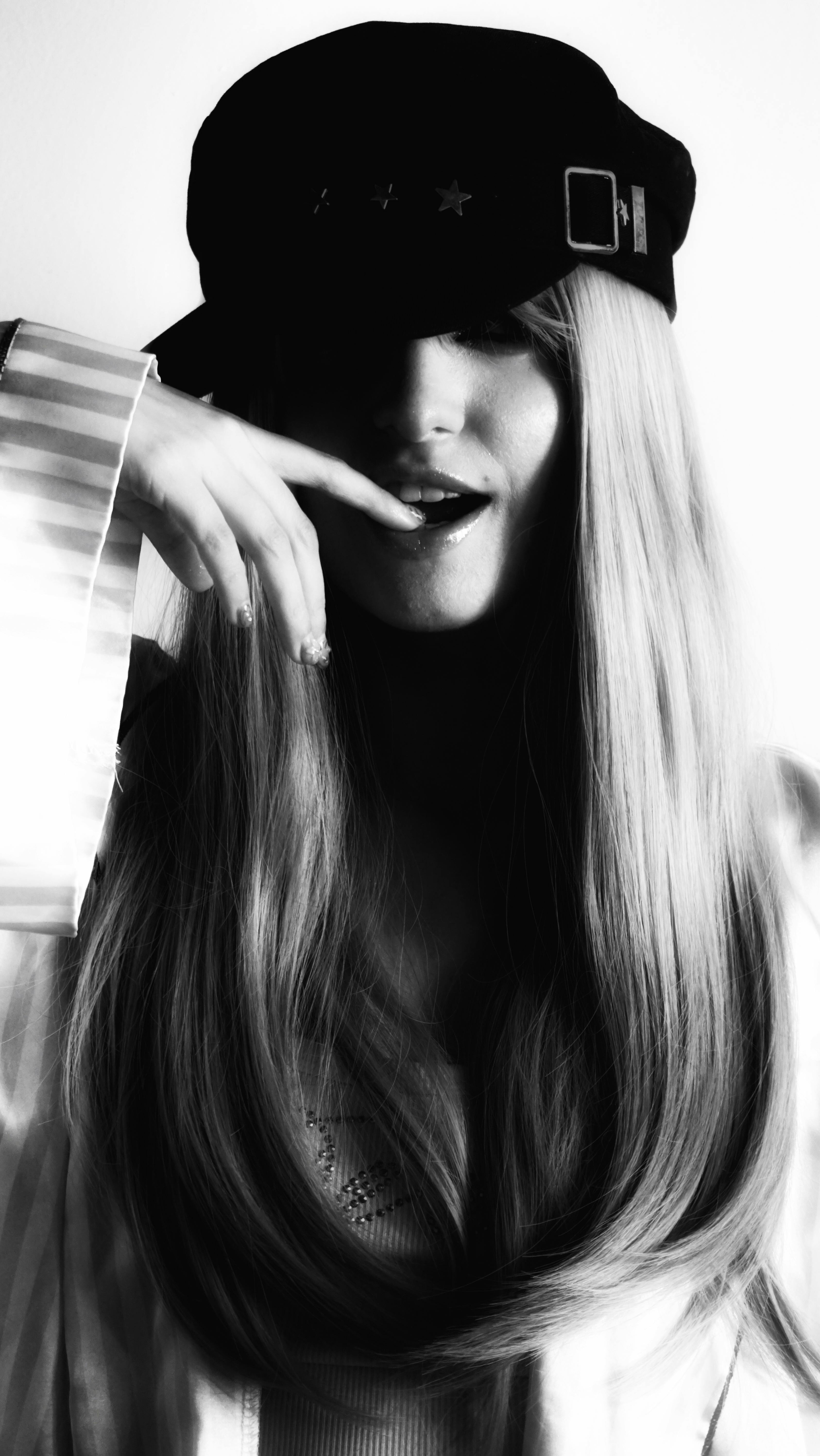 Gratis Ritratto in bianco e nero di una donna in abito elegante e cappello. Foto a disposizione