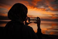 Capturing a Vibrant Sunset by the Lake