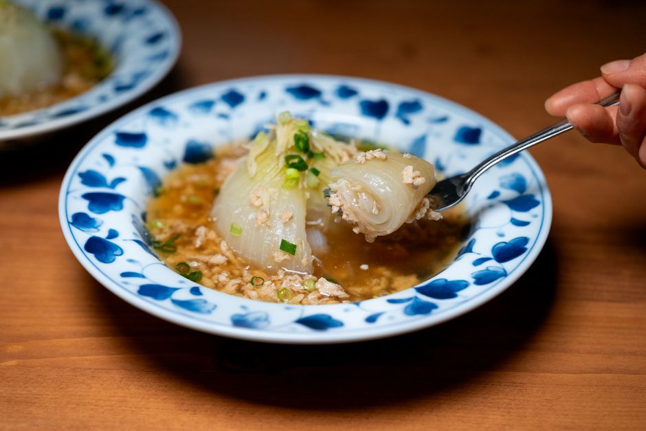 白菜を風味豊かなソースで煮込み、ネギを添えた伝統的な料理です。