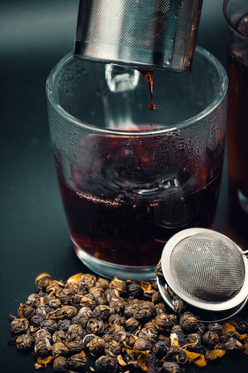 Gelas Minum Bening Dengan Cairan Merah