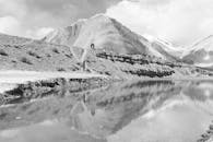 黑白相间的盘公湖宁静景象，凸显了山地景观的宁静