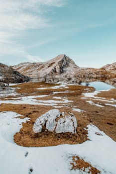 雪山景观令人惊叹，湖泊宁静，岩石地形独特