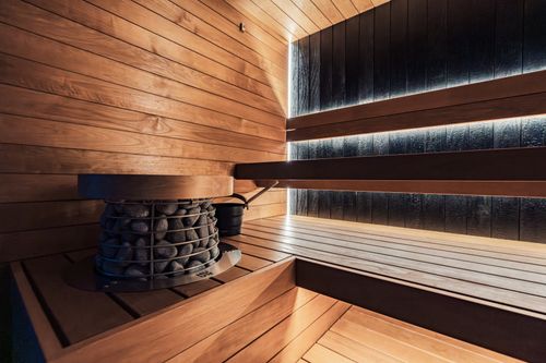 Free A stylish and modern indoor sauna with a premium heater and wooden panels, offers a relaxing wellness retreat. Stock Photo