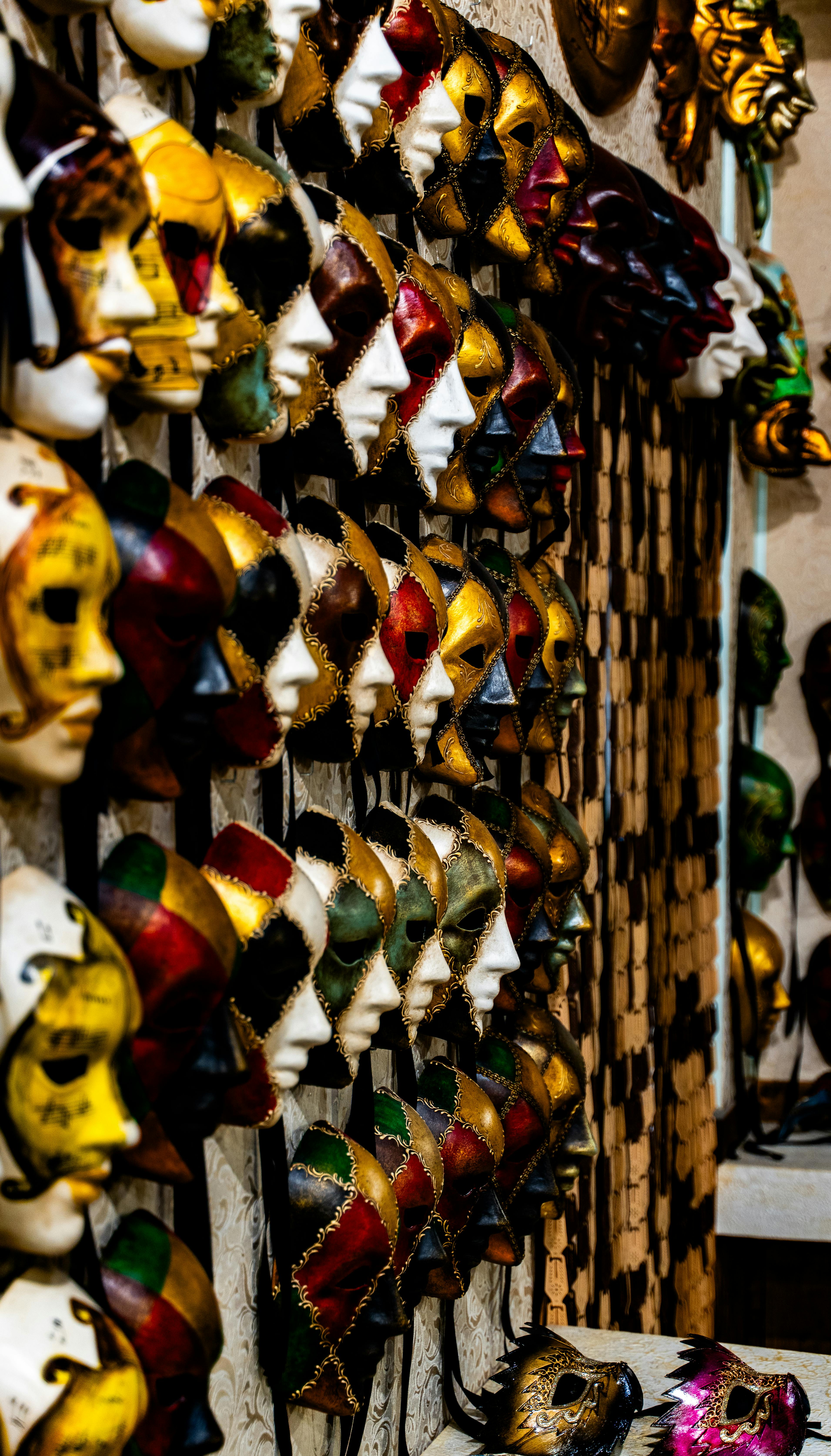 Gratis En levende udstilling af traditionelle venetianske masker, der fremviser kunstnerisk håndværk. Lagerfoto